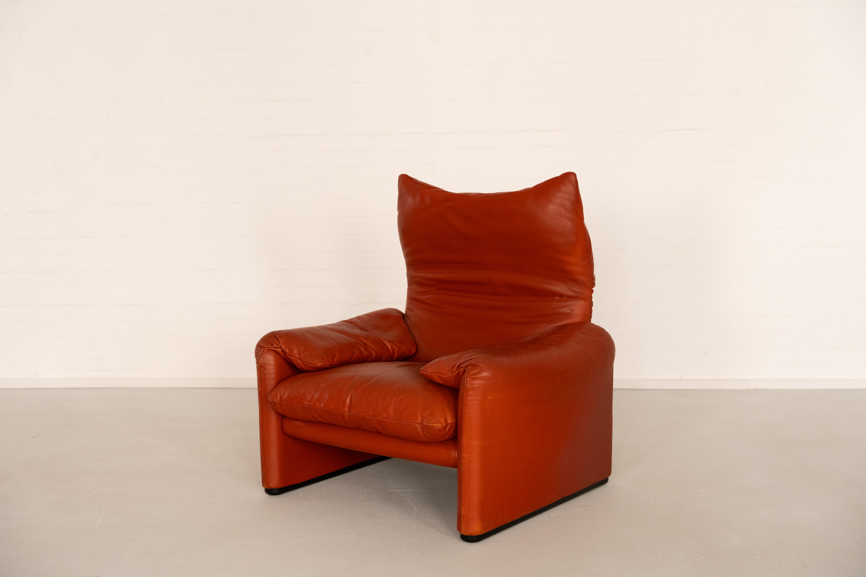 Maralunga Lounge Chair by Vico Magistretti for Cassina — back view of orange leather chair