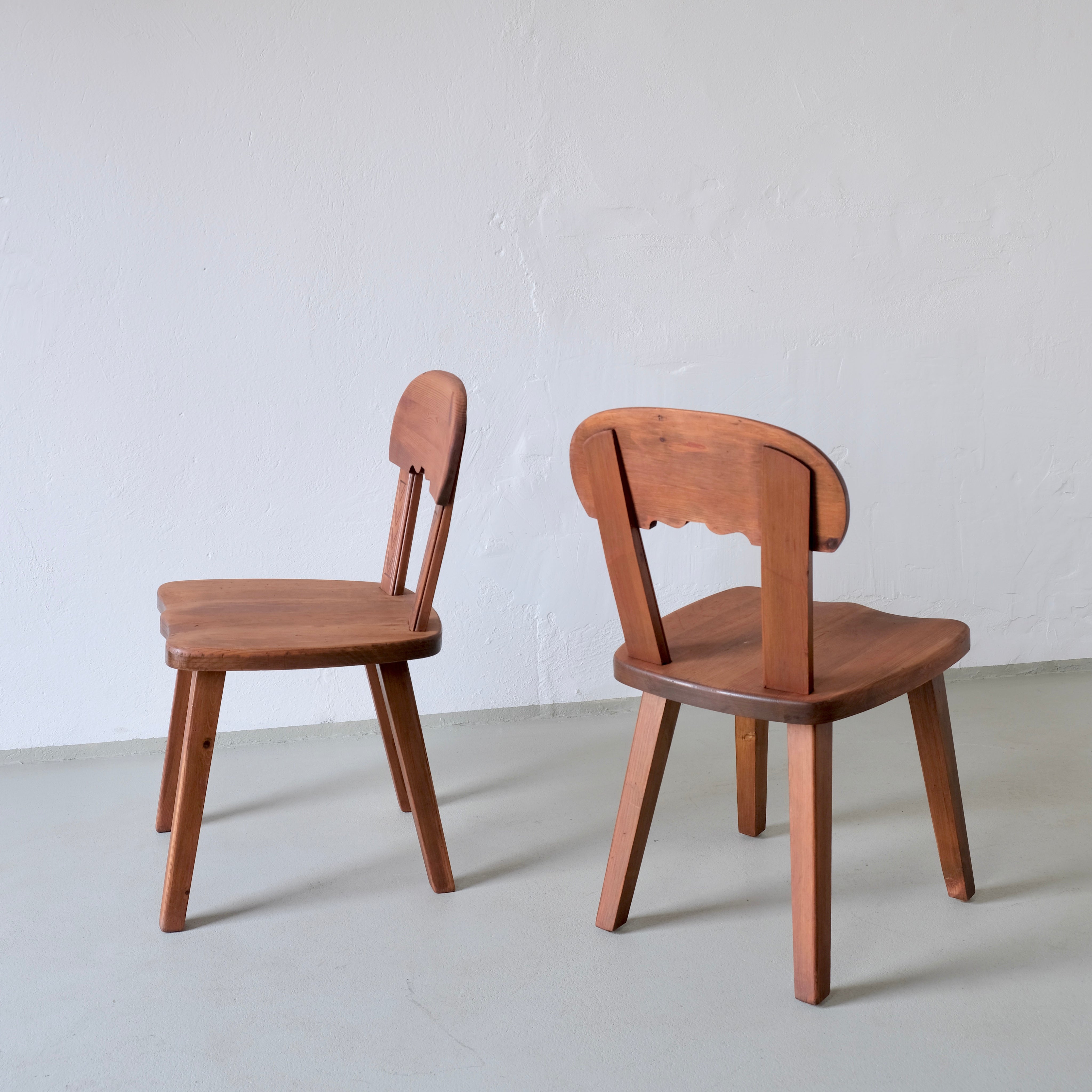 2 chaises rustiques sculptées en pin teinté, Suède, années 1940