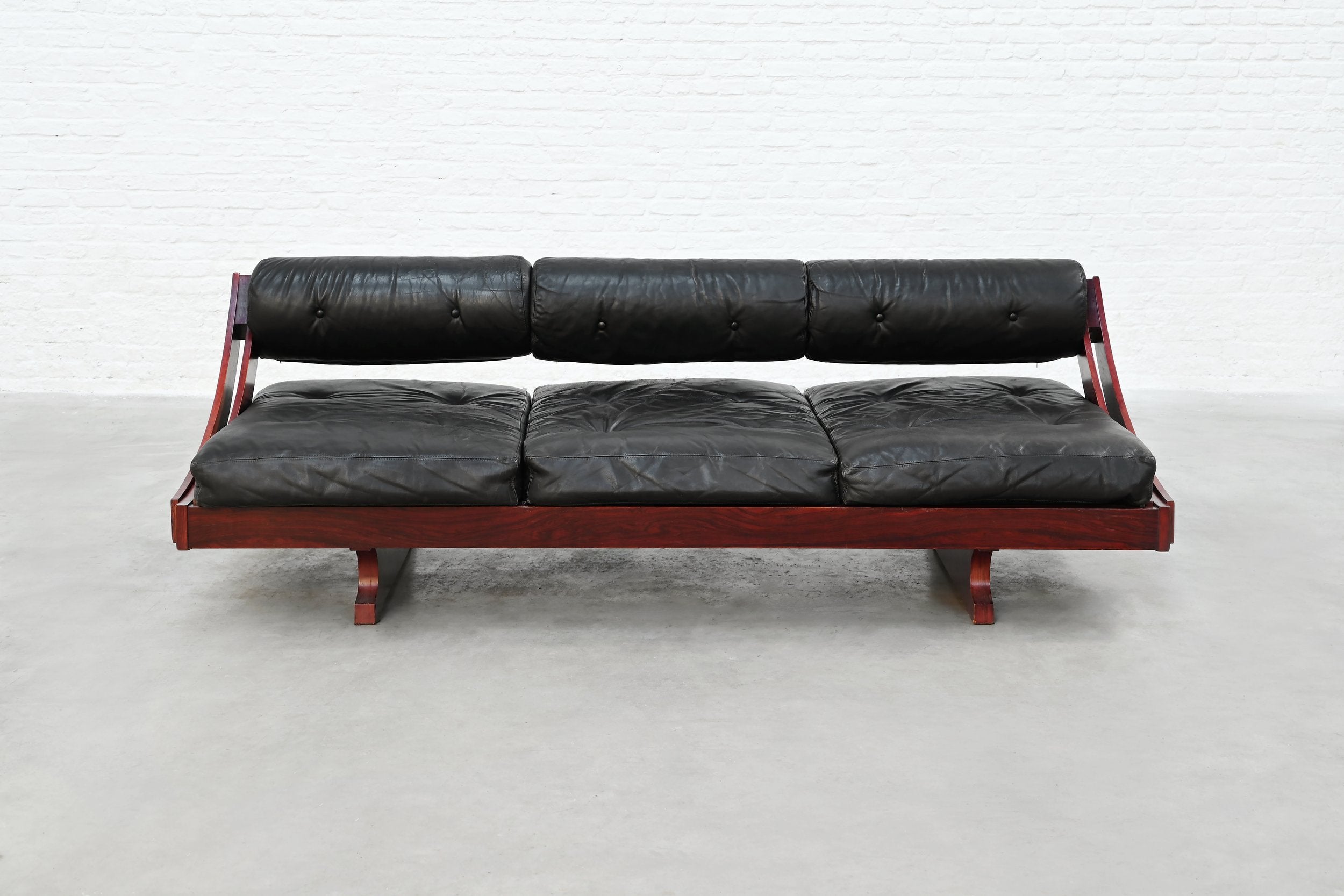 Gianni Songia GS195 Sofa / Daybed for Sormani — top view of black leather cushions