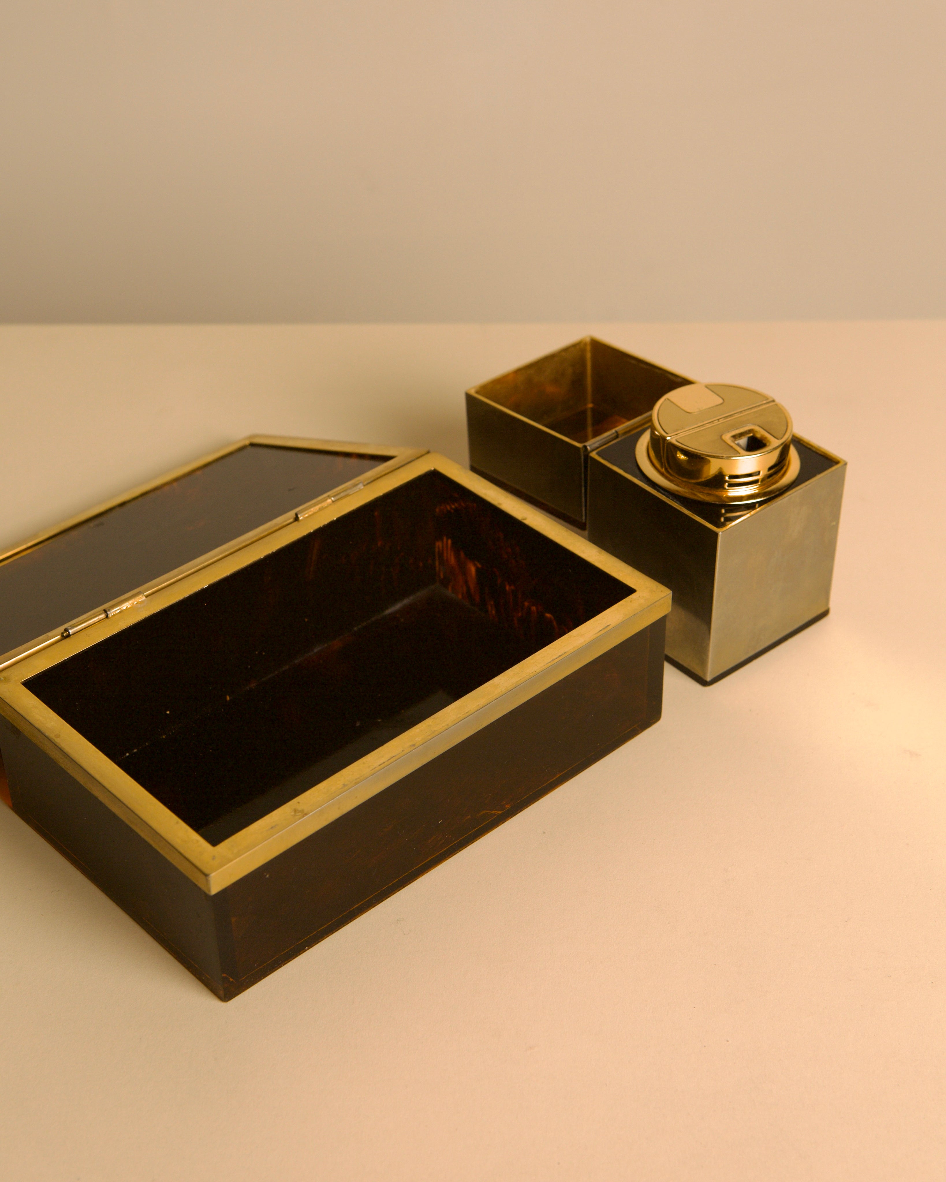 Italian Hollywood Regency box in faux tortoiseshell lacquer and brass with matching lighte — detail view