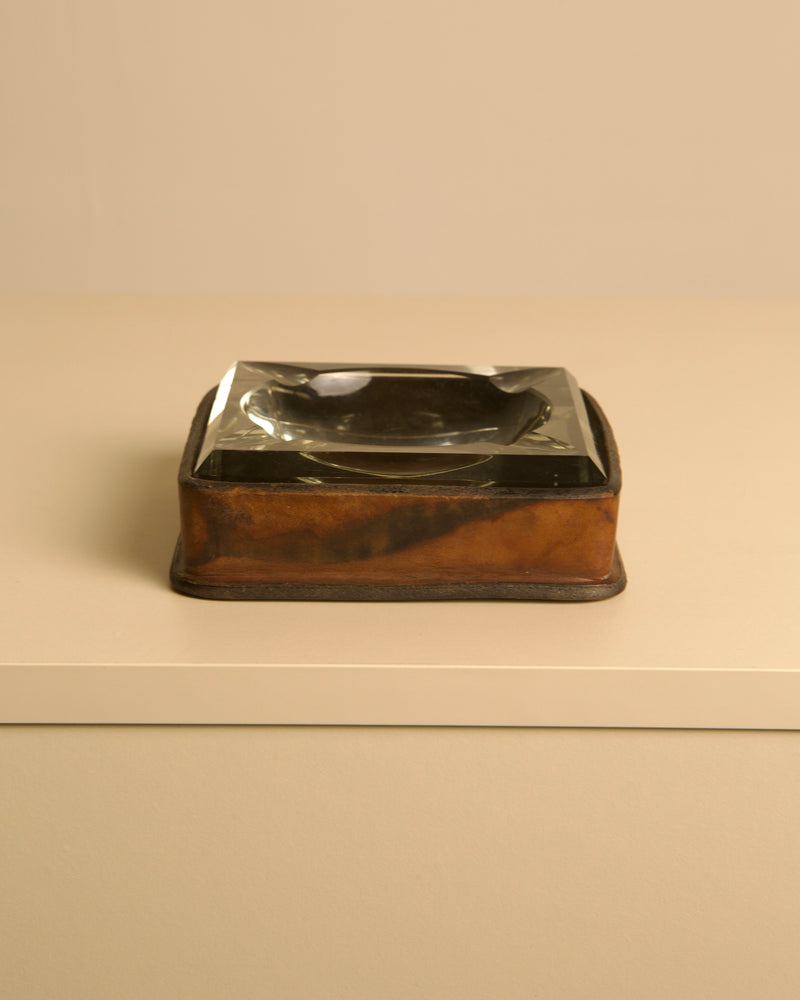 Italian Ashtray in Crystal and Leather 60's — close-up of leather base with crystal top
