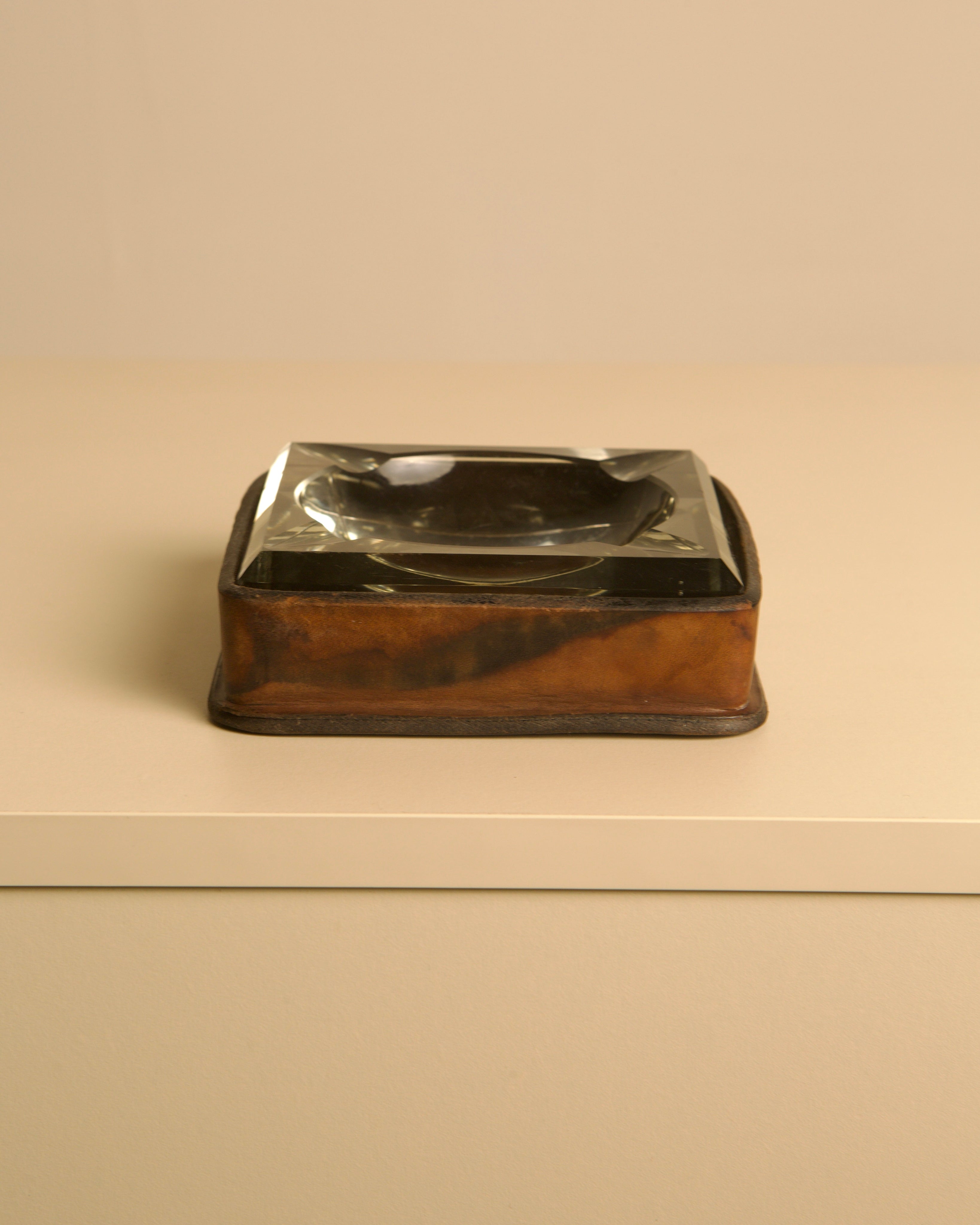 Italian Ashtray in Crystal and Leather 60's — close-up of leather base with crystal top