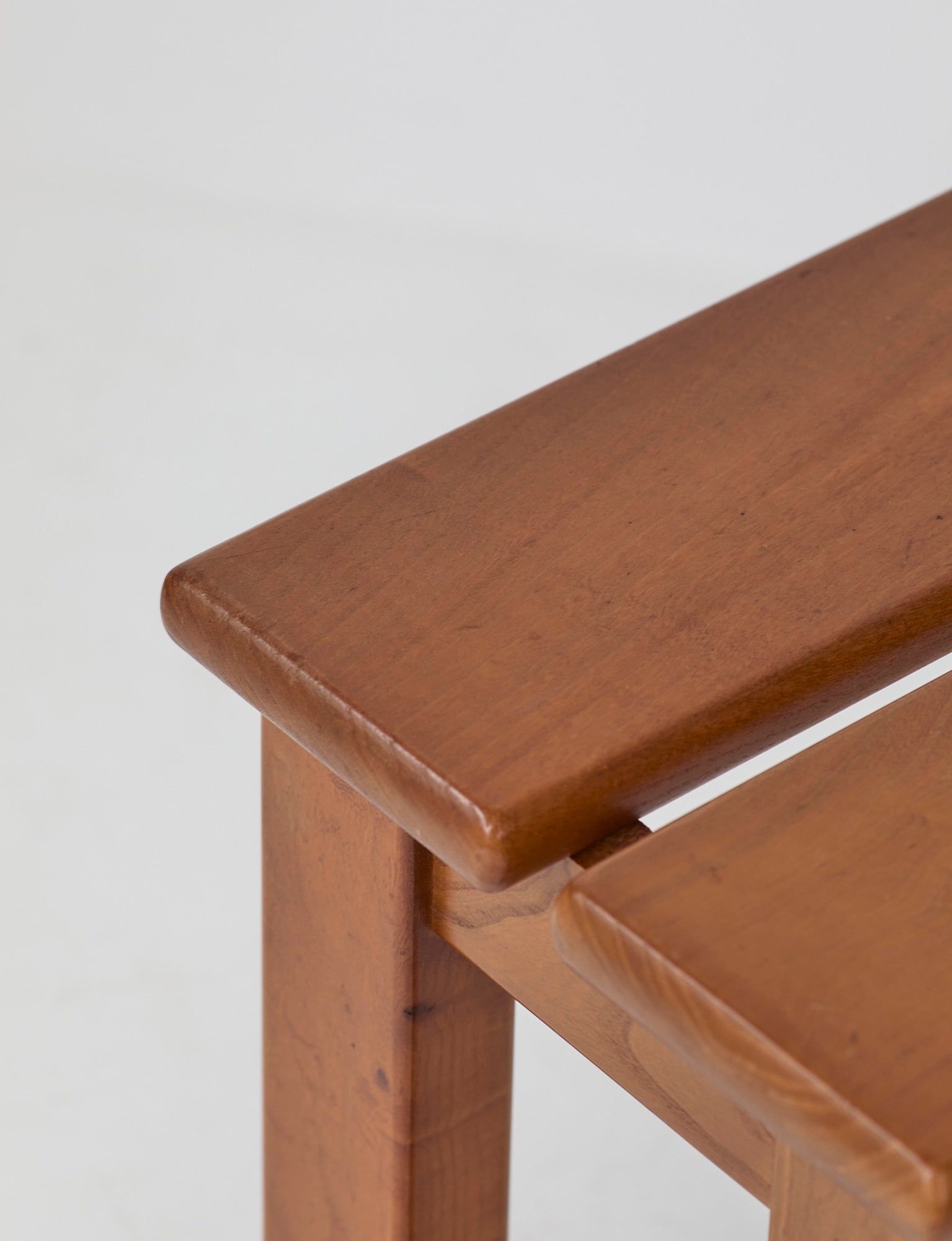 French stool in solid Elm wood by Maison Regain C. 1980 — close-up