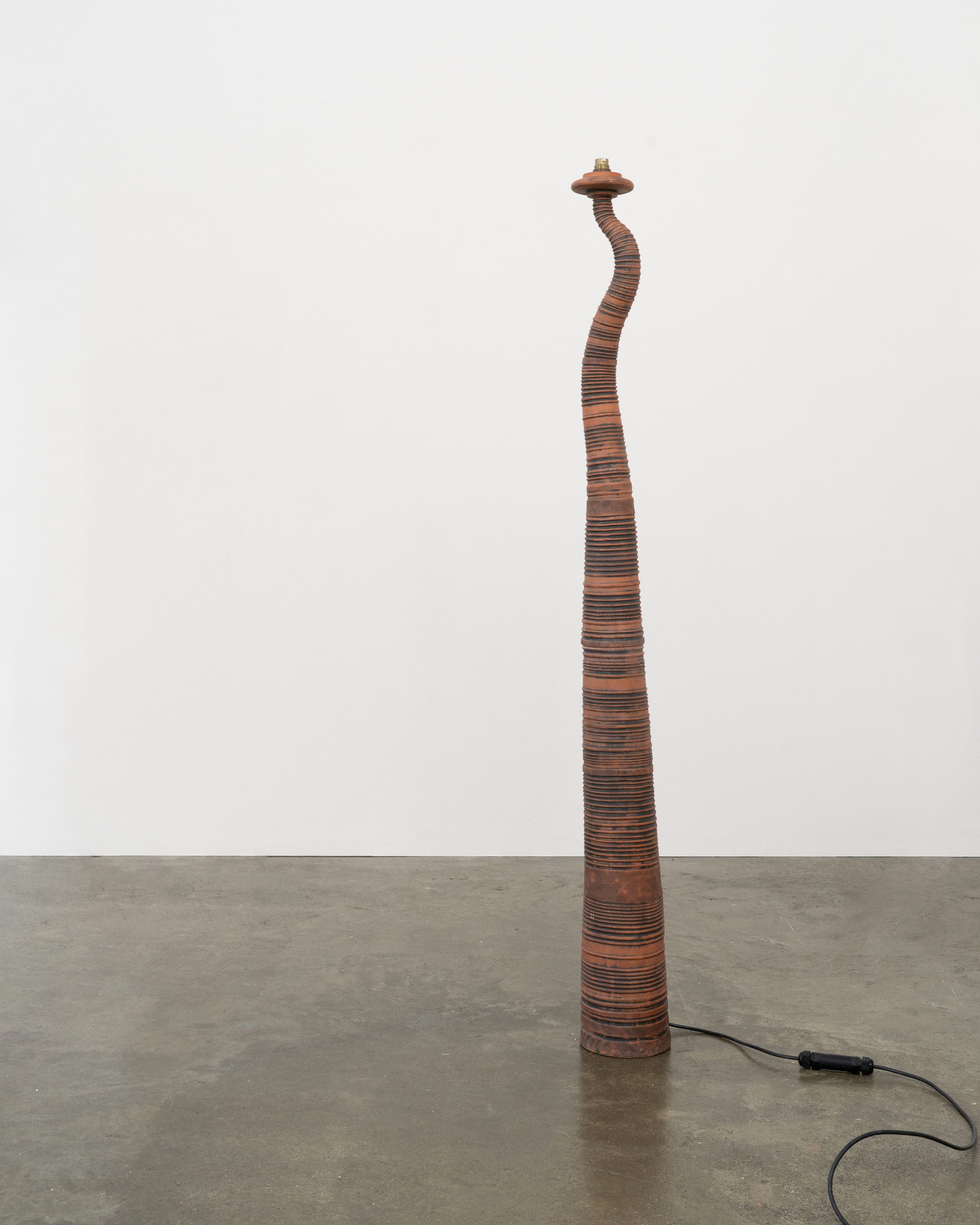 Lampe de sol en terre cuite sculpturale vintage