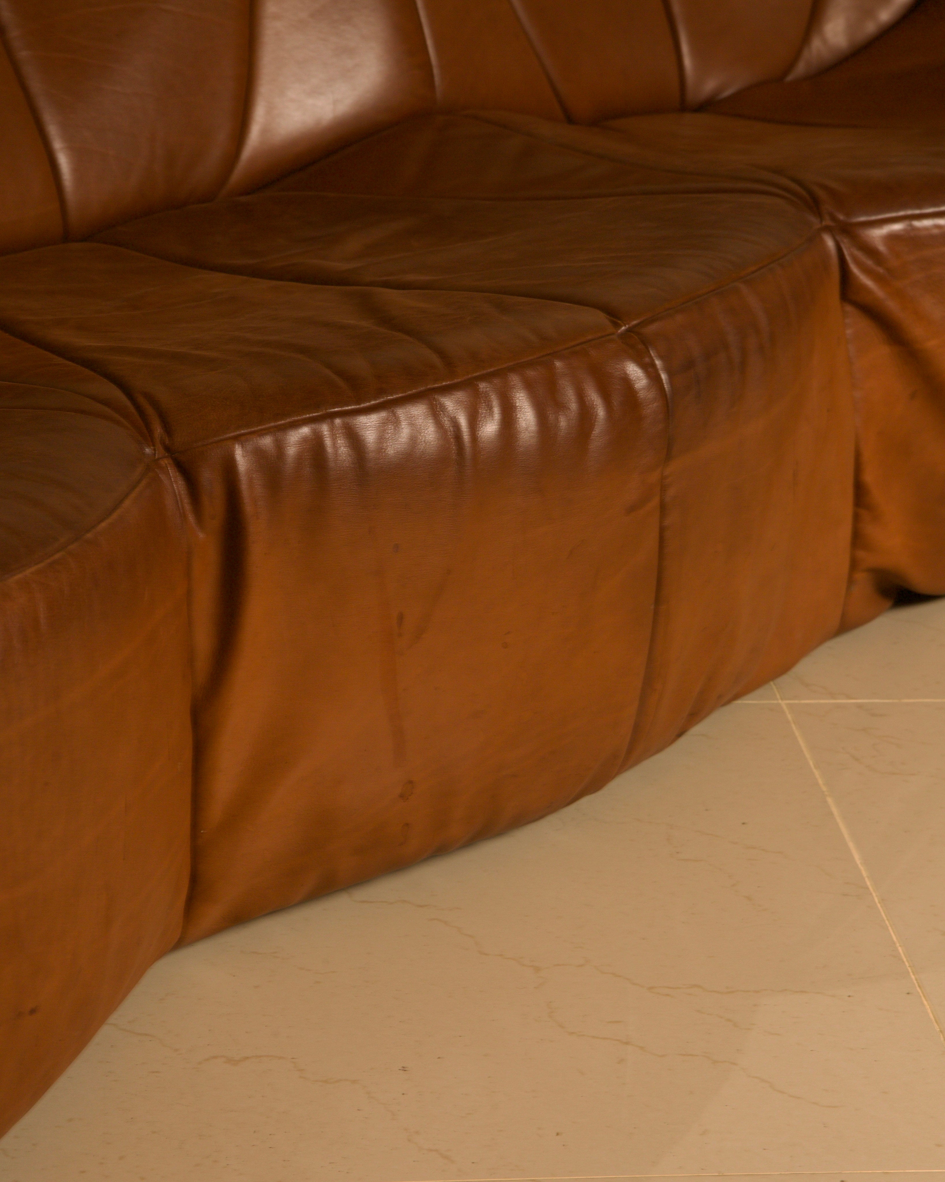 Three-seater "Pumpkin" Sofa by Pierre Paulin for Artifort, 1980 — close-up of brown leather upholstery on floor