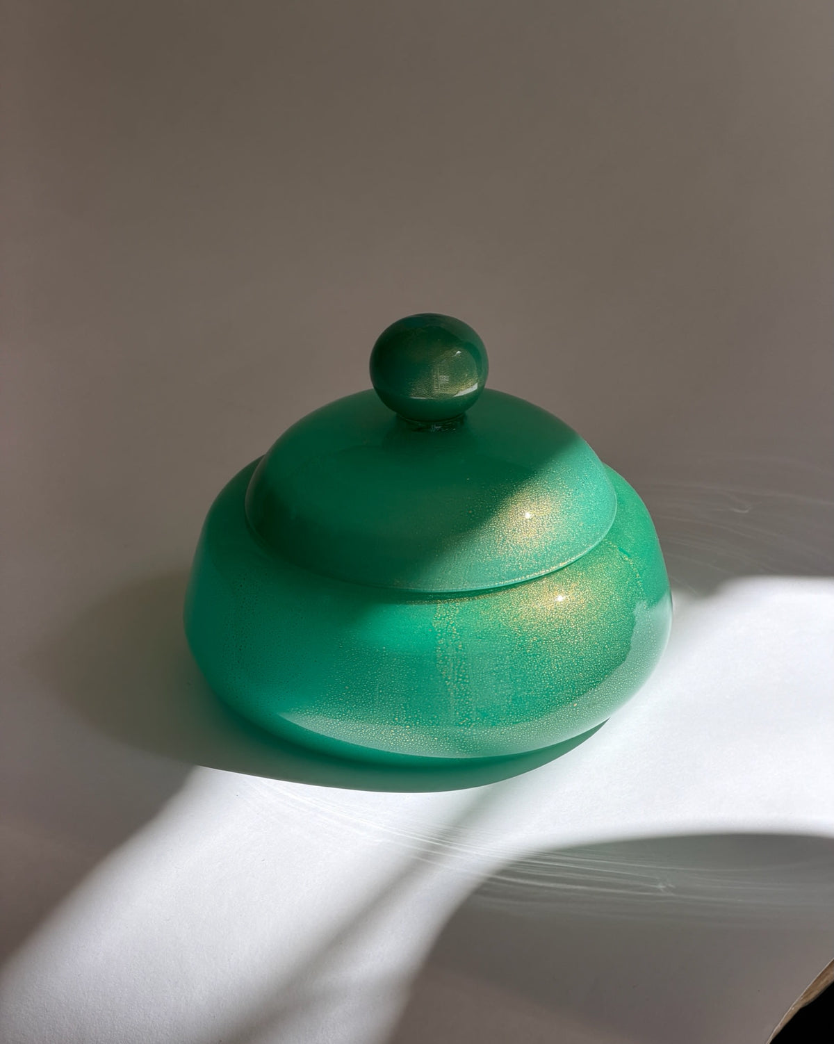 Vintage large green/golden Murano bonbonniere — detail view