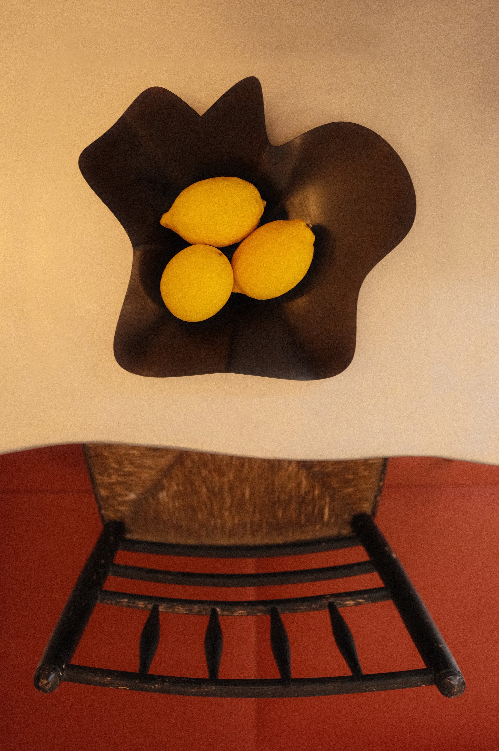 Mid Bowl BLACK — top view with lemons on a table