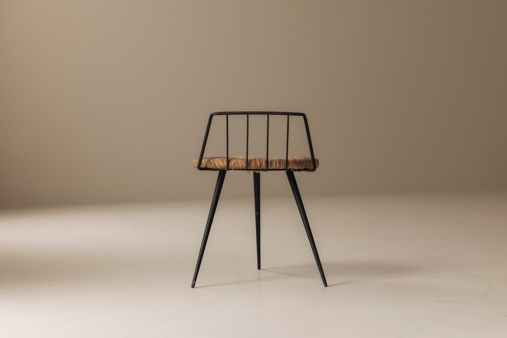 Rare French tripod stool in metal and rush, dating from the 1950s — alternate view