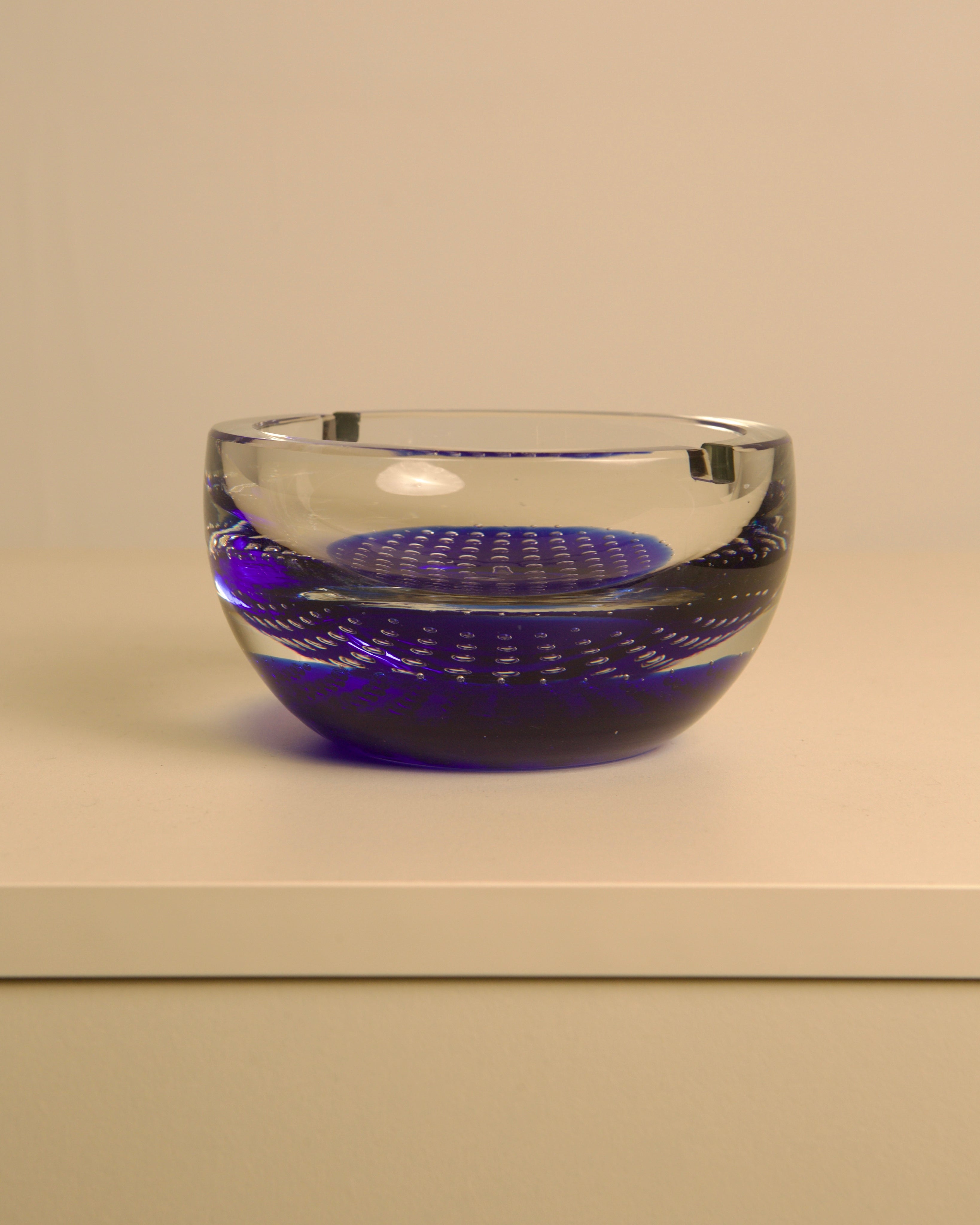 Purple Murano glass ashtray with controlled bubble pattern detail