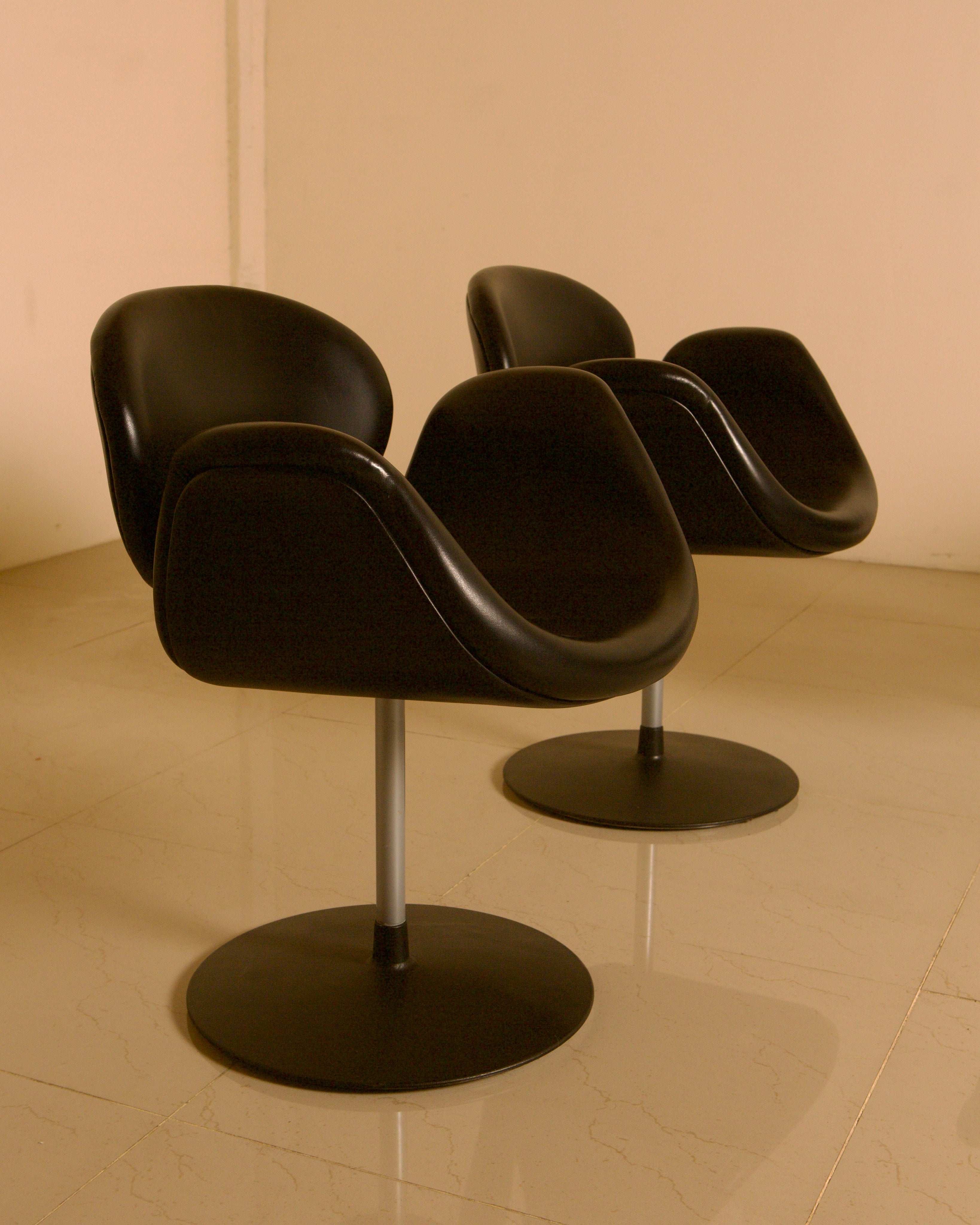Set of 4 "Little Tulip" black armchairs by Pierre Paulin for Artifort 80s — side angle