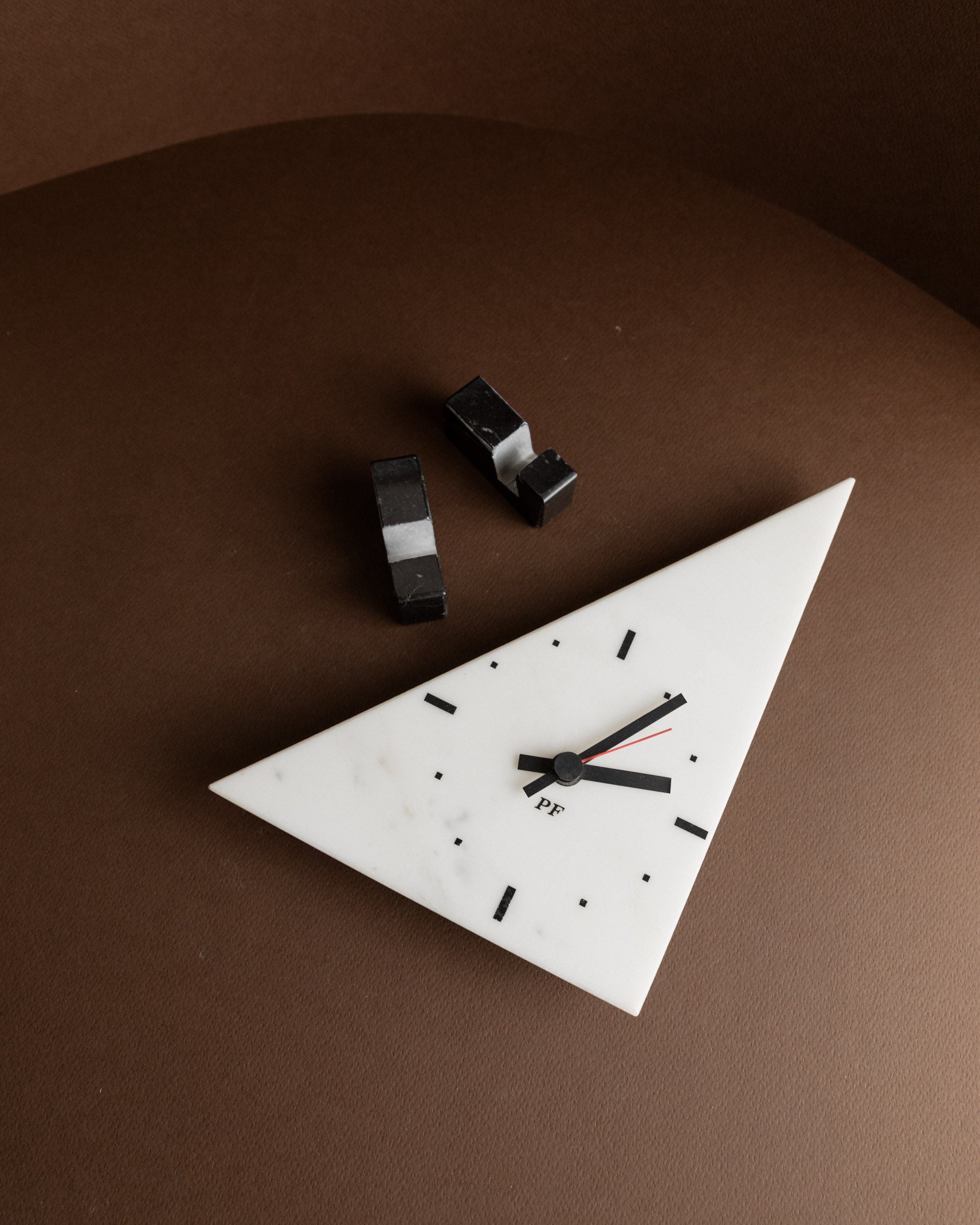 Horloge en marbre de style Memphis par PF - années 1980