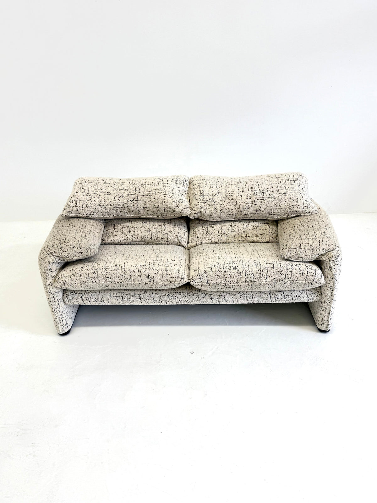 Cassina Maralunga 2-seater sofa by Vico Magistretti off-white with subtle pattern — additional view