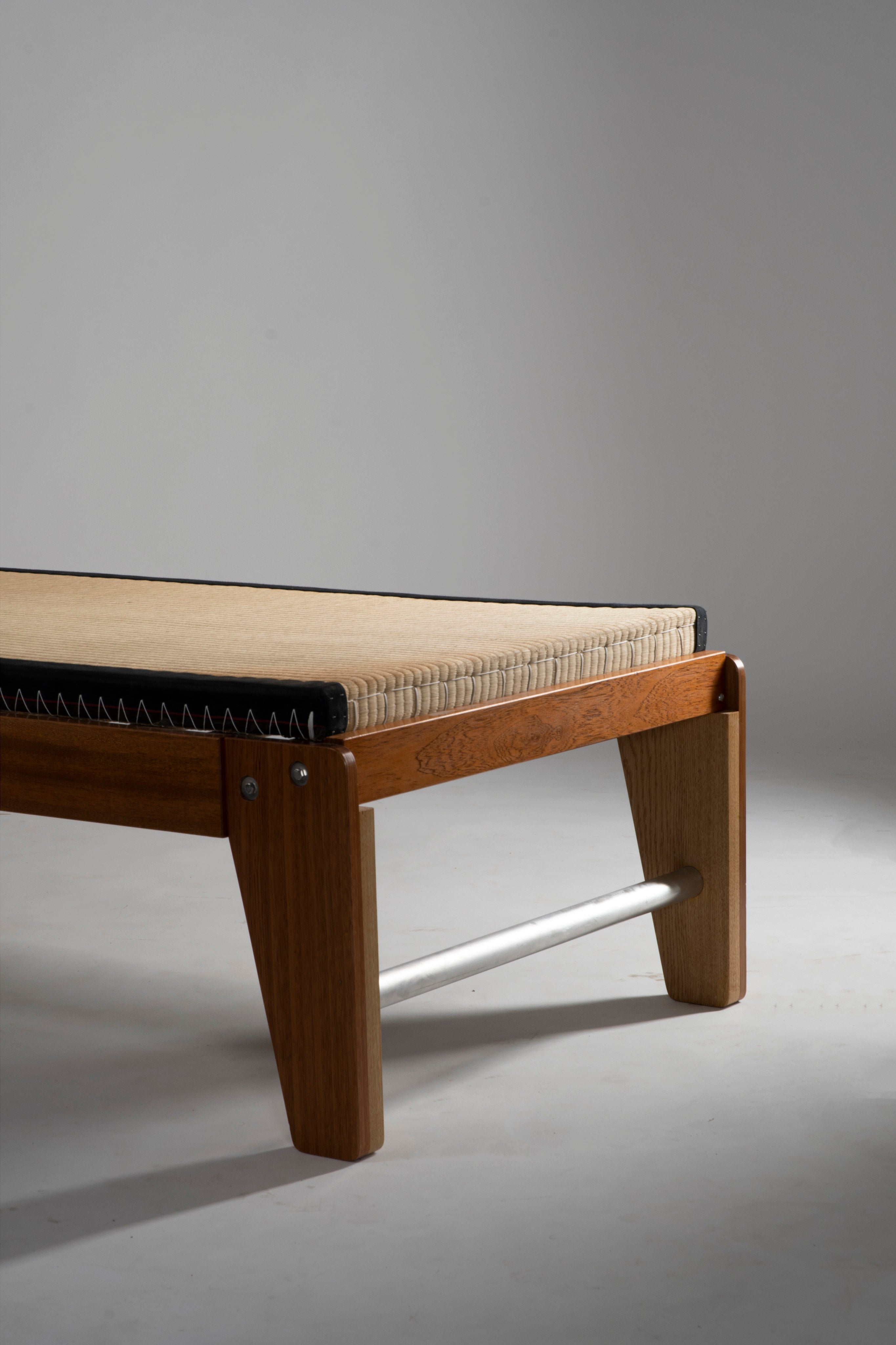 Ossature Daybed - chêne massif et tôle d'aluminium cintrée — detail view