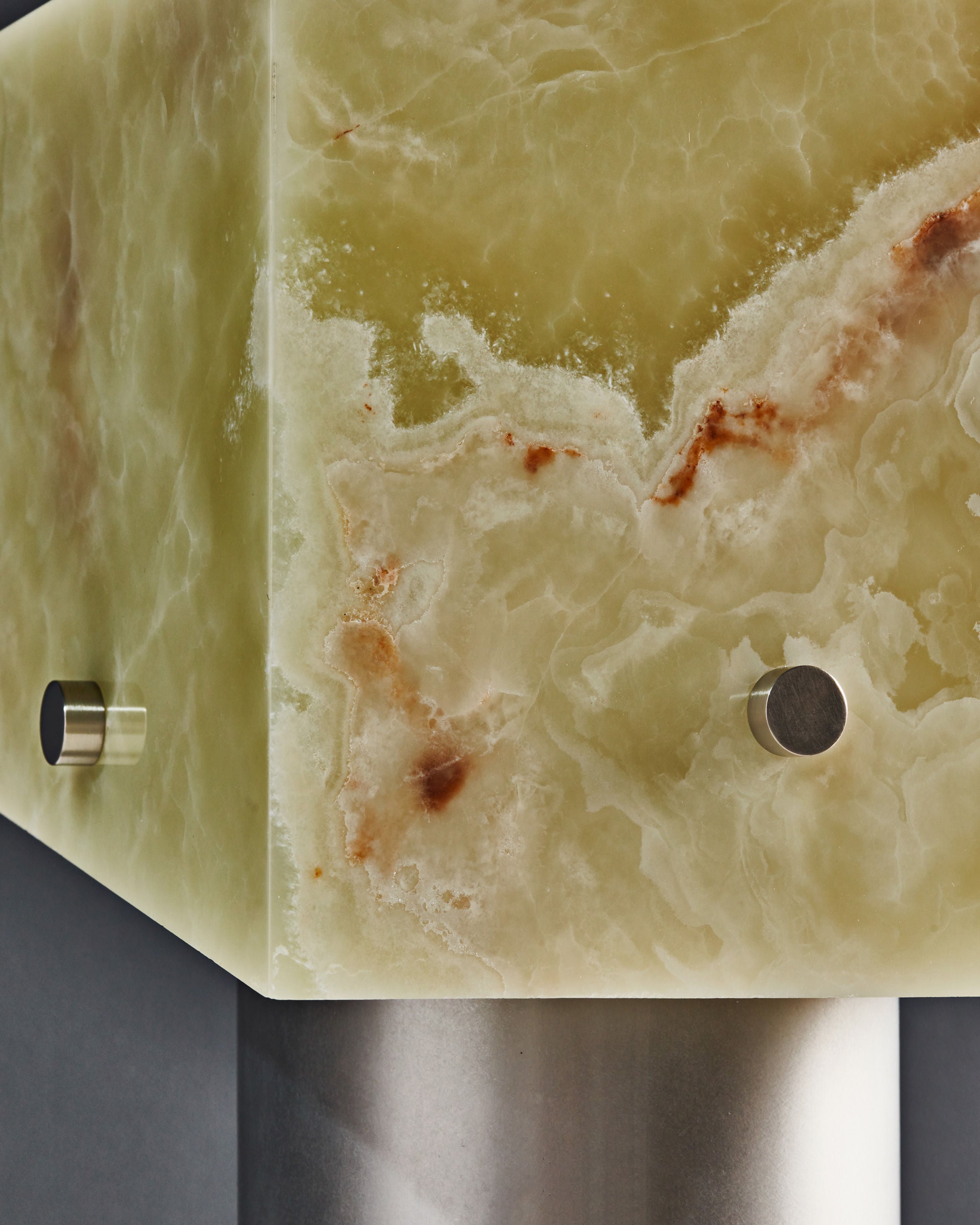 'Mada' Table Lamp in Green Onyx — detail view
