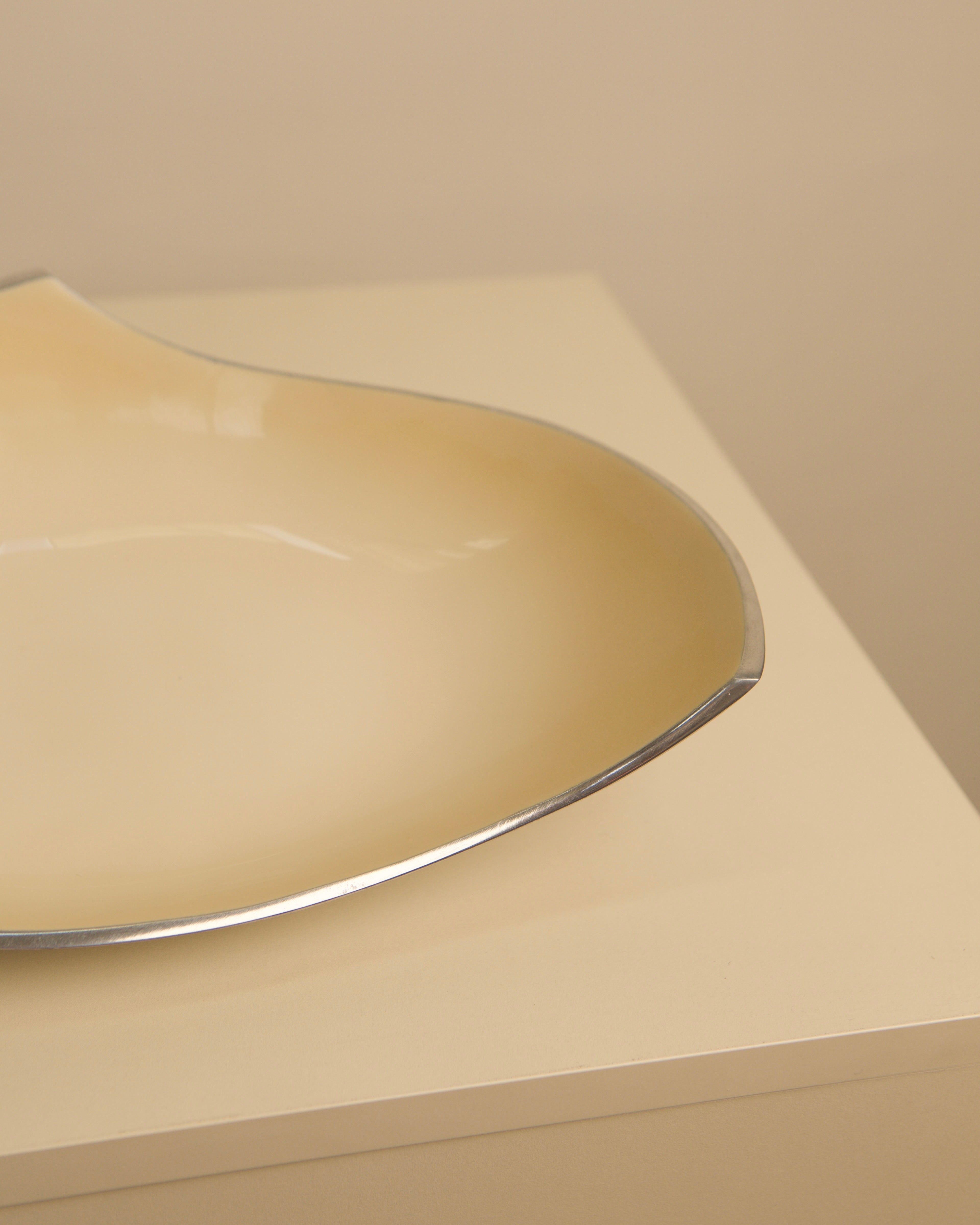 Large aluminum Galassia vide-poche detail showing curved edges