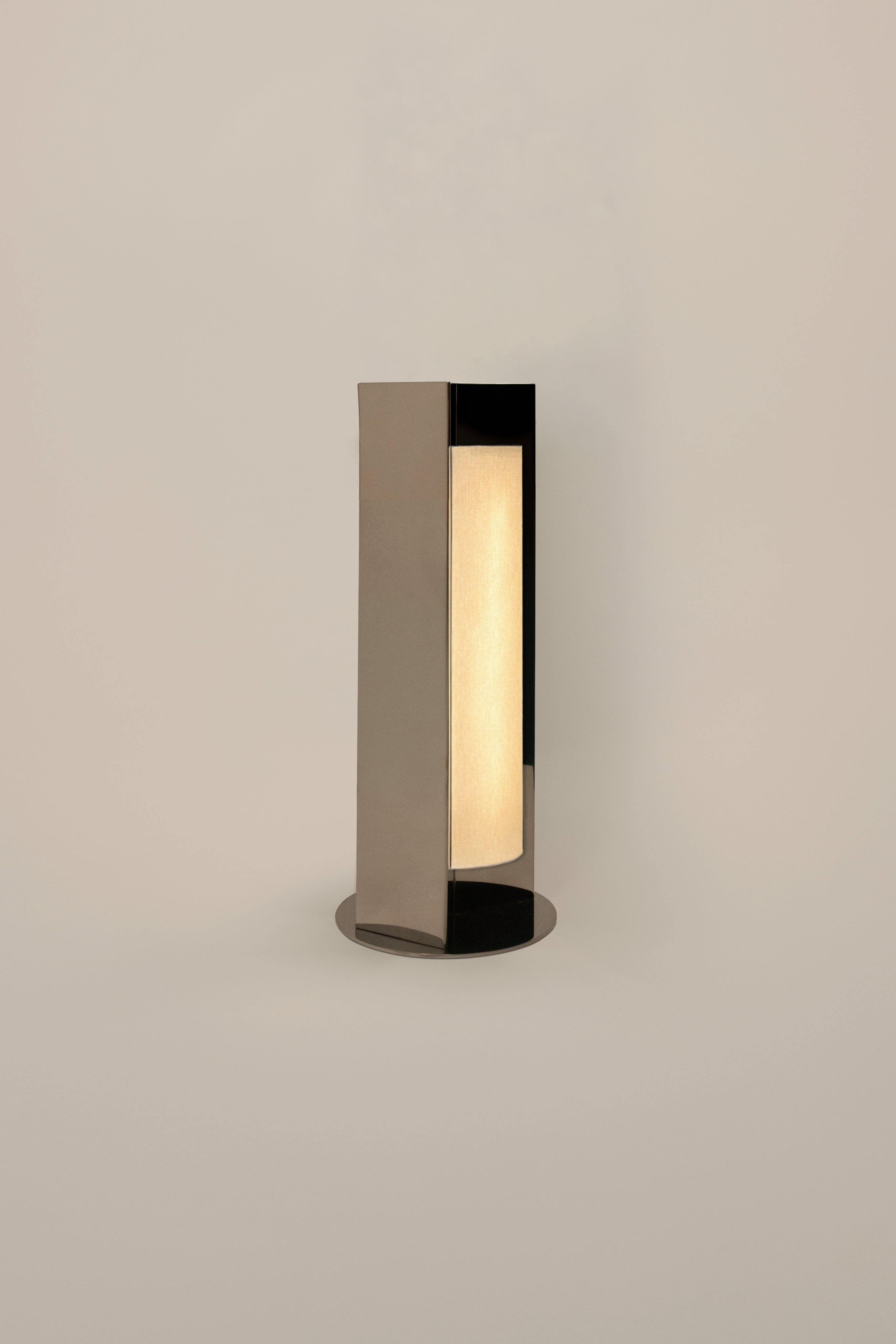'Arrow' Table Lamp With Diffuser — detail view