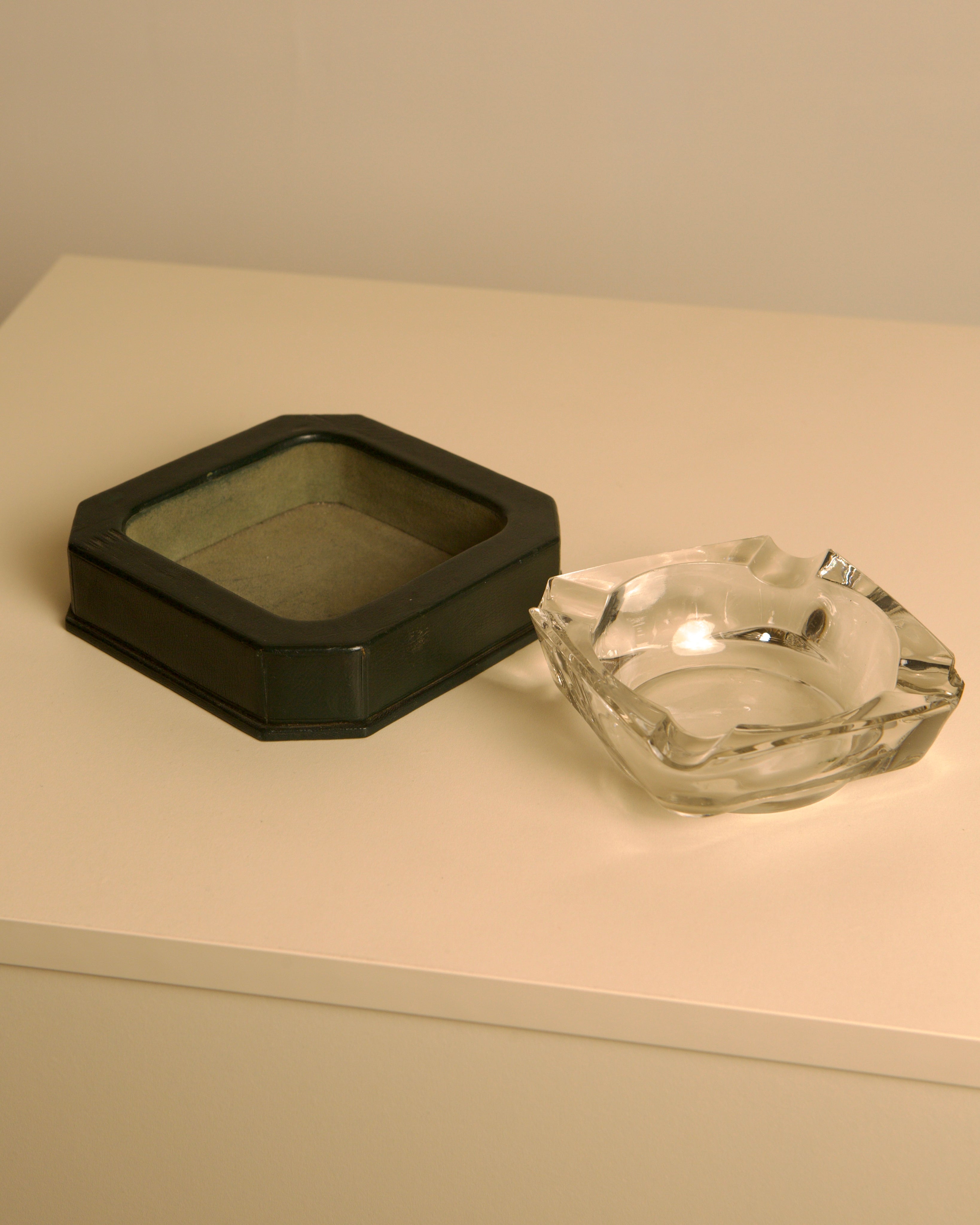 Cendrier en cristal italien et cuir vert forêt des années 60