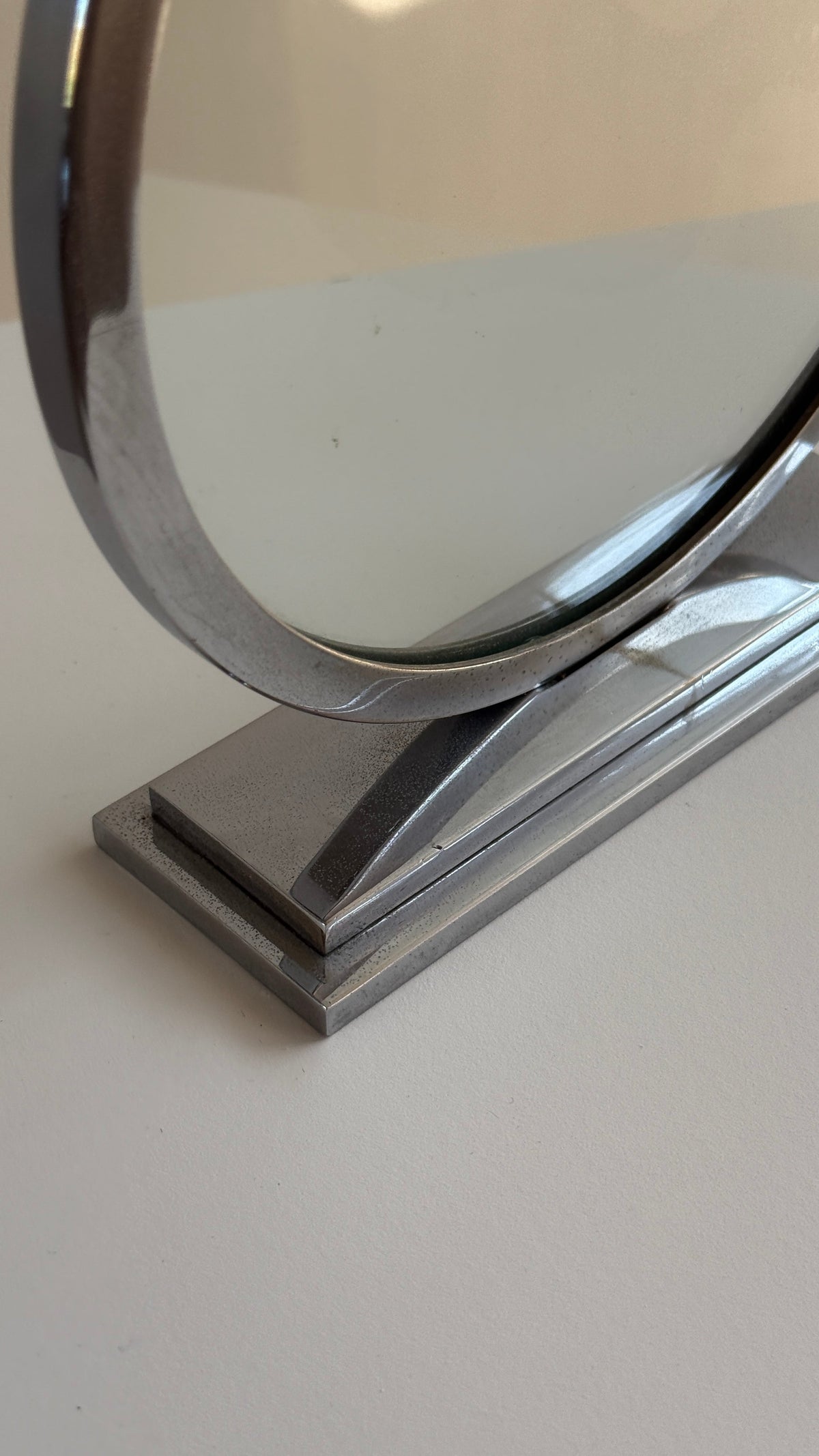 British Art Deco Circular Polished Chrome Photo Frame c.1930 — close-up