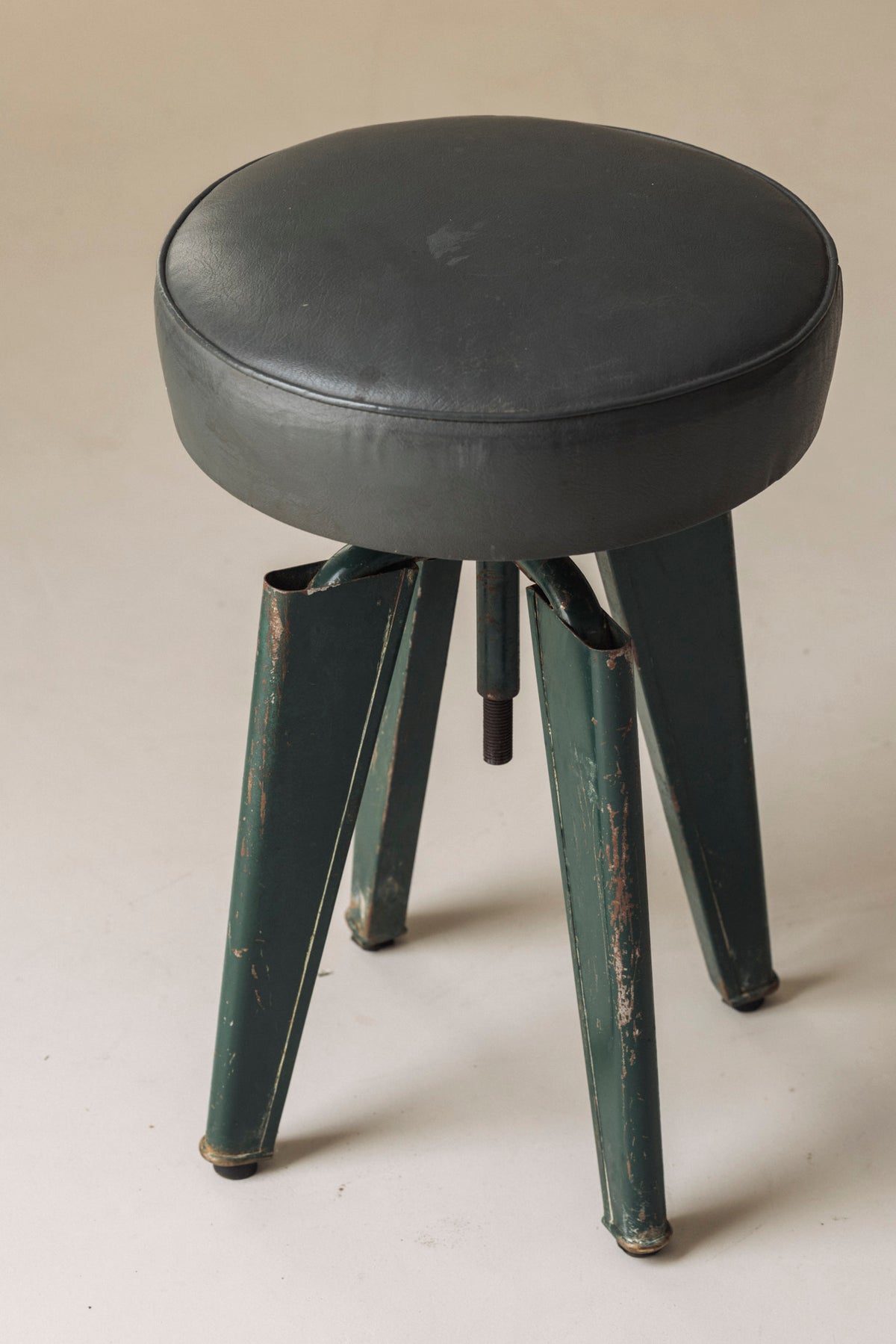 Highly collectible Clémenceau stool by Domin & Genevrière, Maison Dominique 1957 — close-up