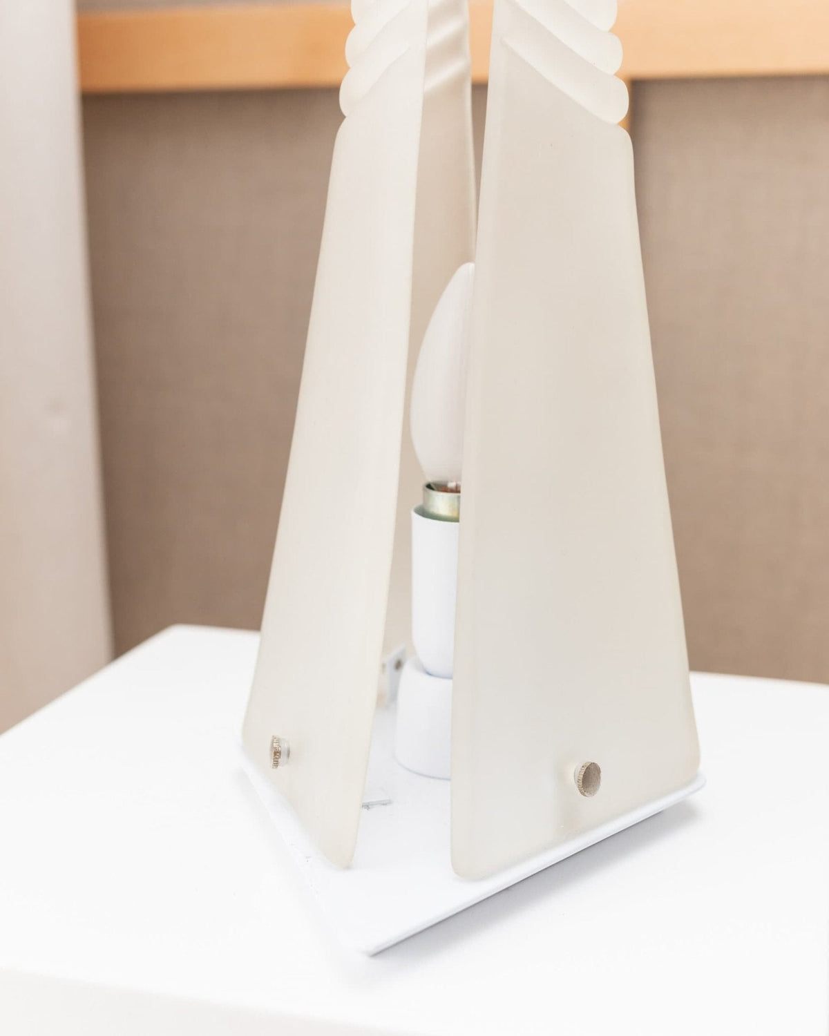 Murano pyramid table lamp in frosted glass - original Space Age Design - Made in Italy - 70s — close-up