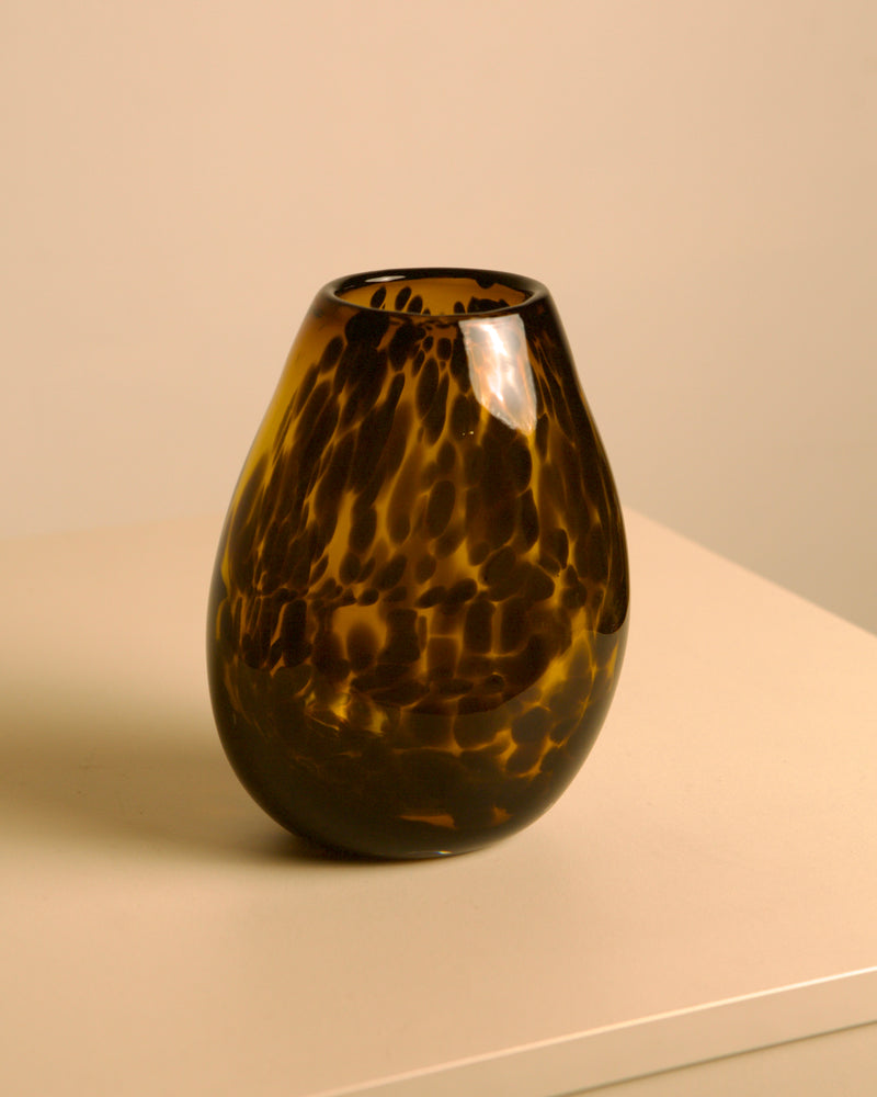 Leopard vase in Murano glass, 1980s — close-up of amber glass texture