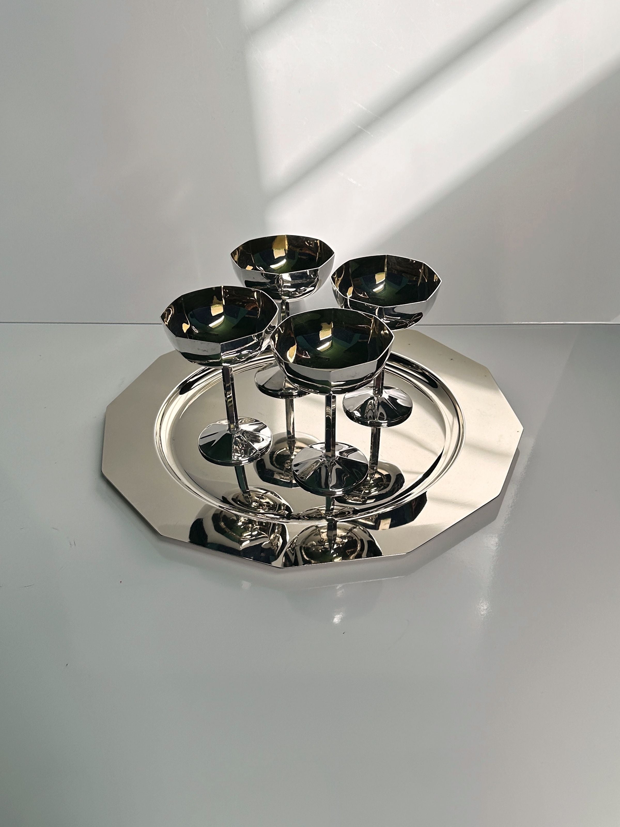 Four silver-plated Art Deco champagne coupes on octagonal tray