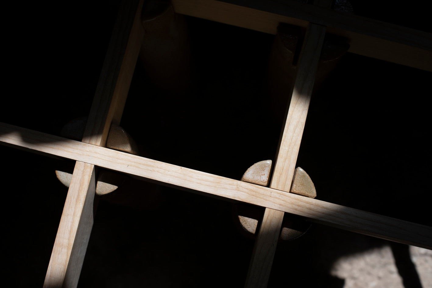 La Taulo, Wood and Clay Coffee table — close-up