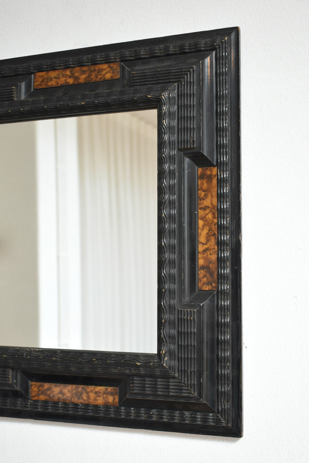 Pair of carved ebonised wood and trompe l'oeil turshell mirrors, XIXth c. — close-up