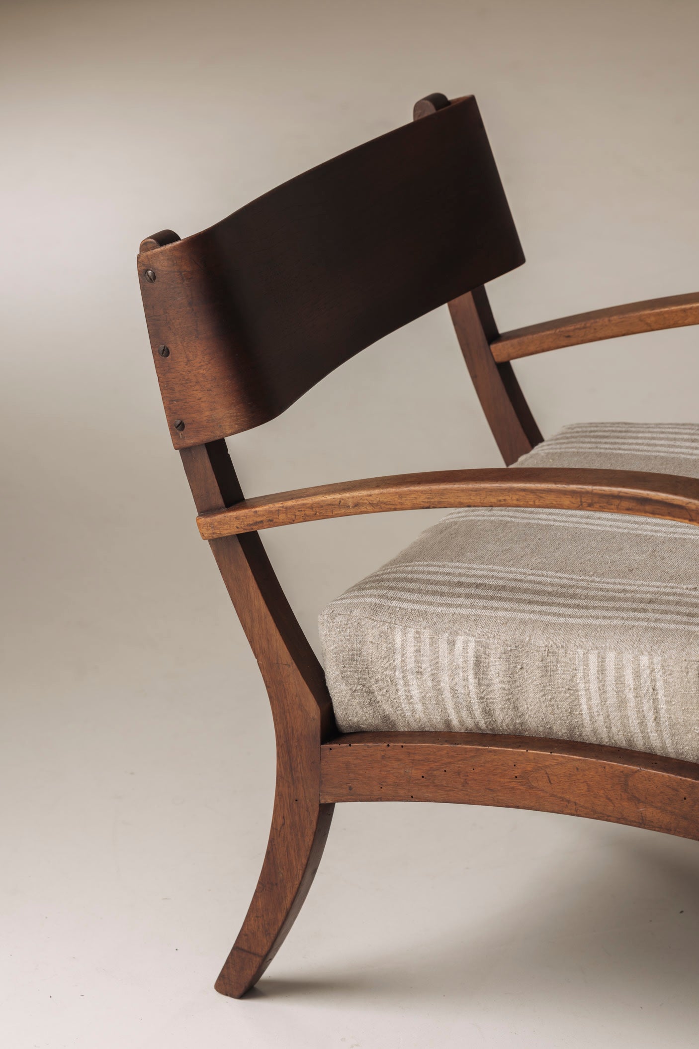 Sculptural pair of Italian easy chairs in walnut from the 1950s. — close-up