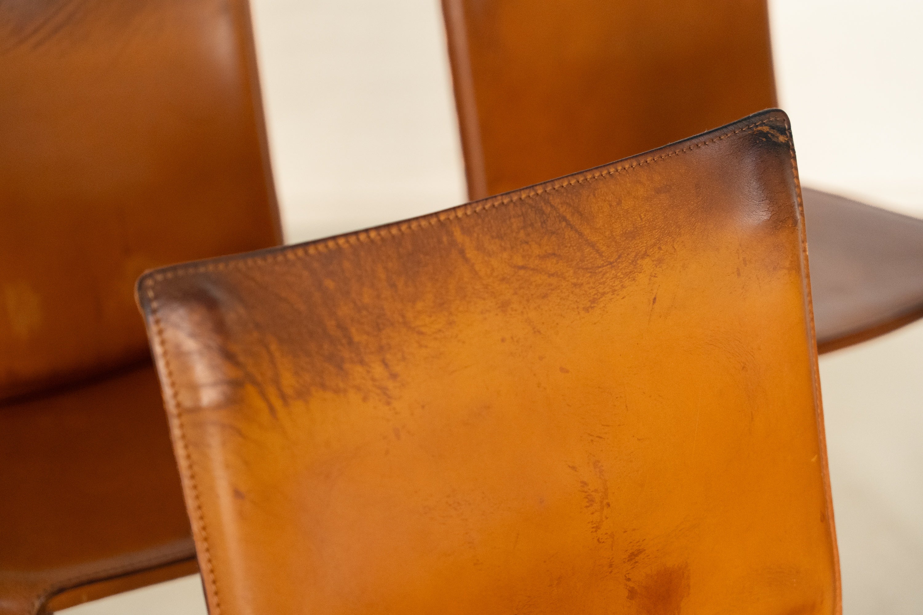 Cab 412 Chair Set by Mario Bellini for Cassina — close-up of tan leather backrest