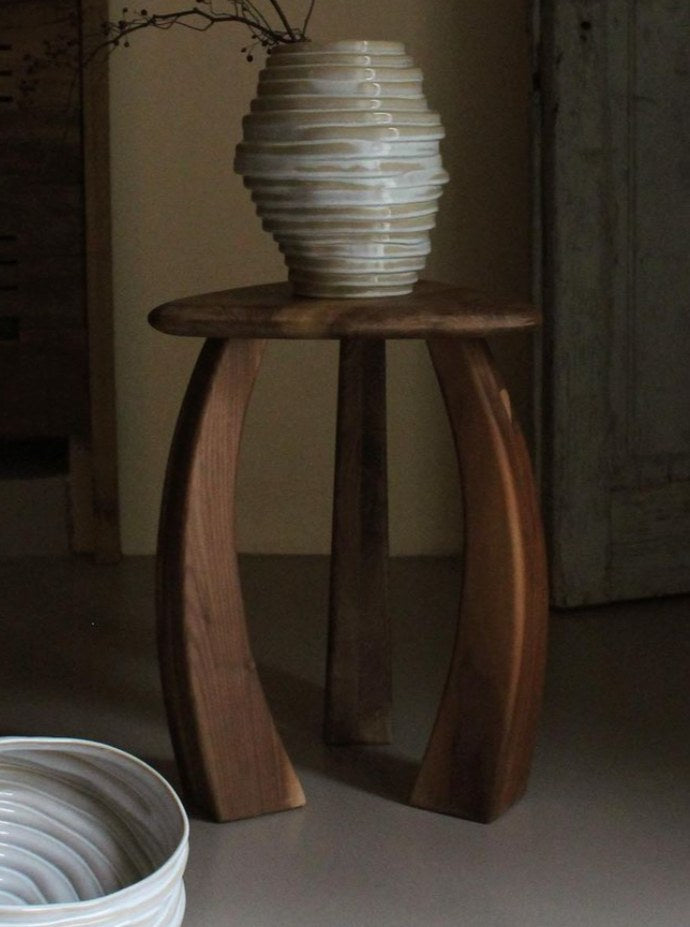 Arc de Stool '52 — side angle
