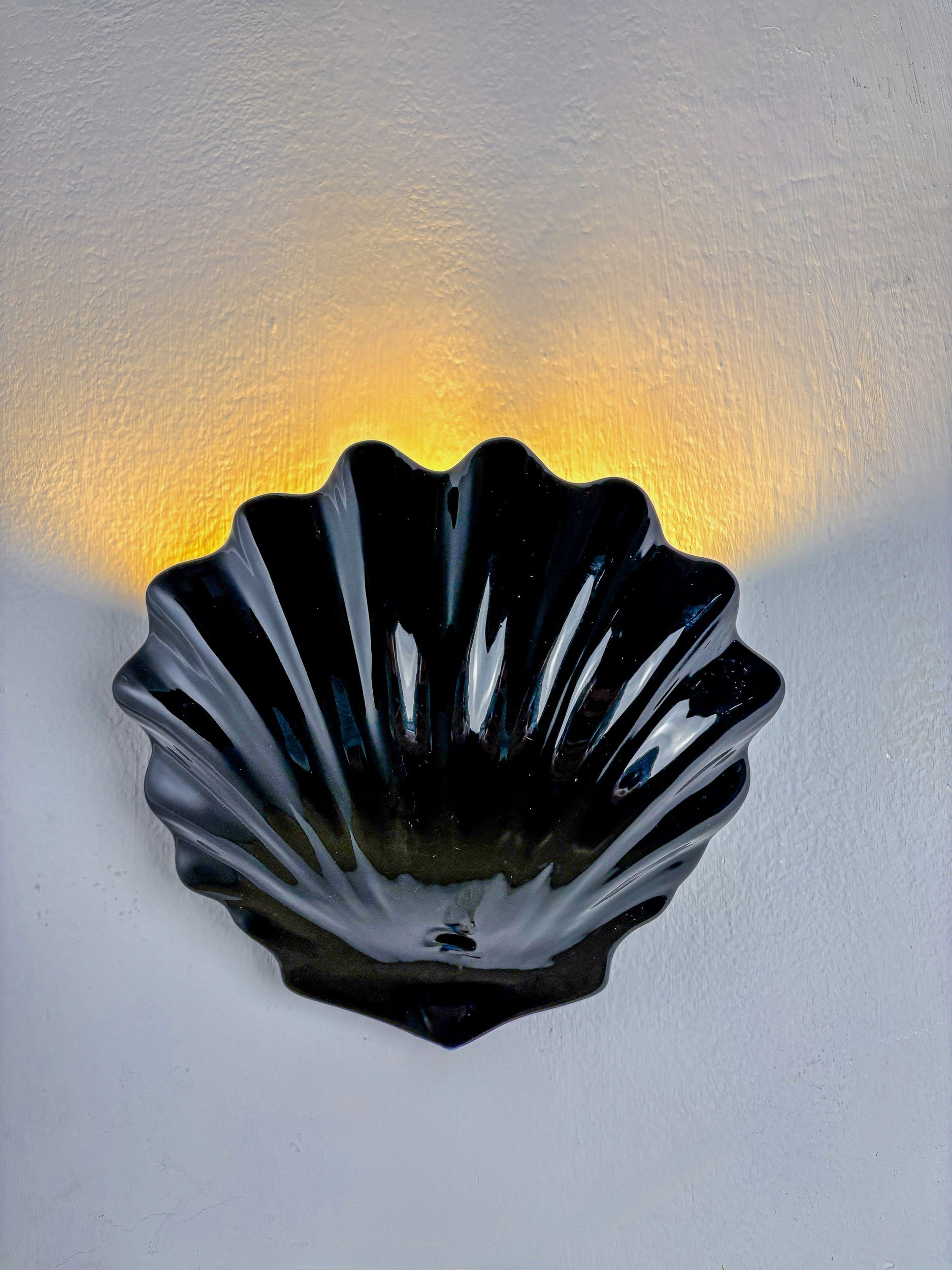 Italian shell-shaped wall sconce, black ceramic, 1970's — close-up