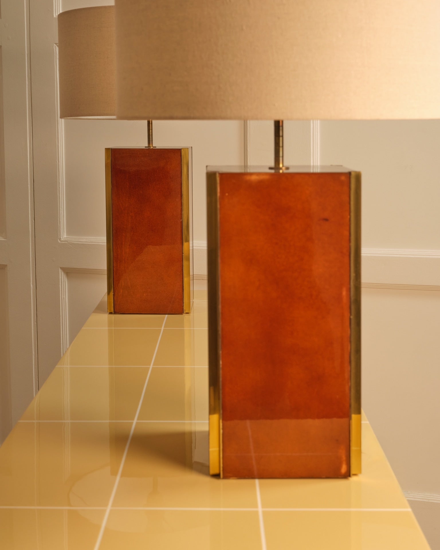 Pair of table lamps - Italy 1970s — close-up on amber glass base