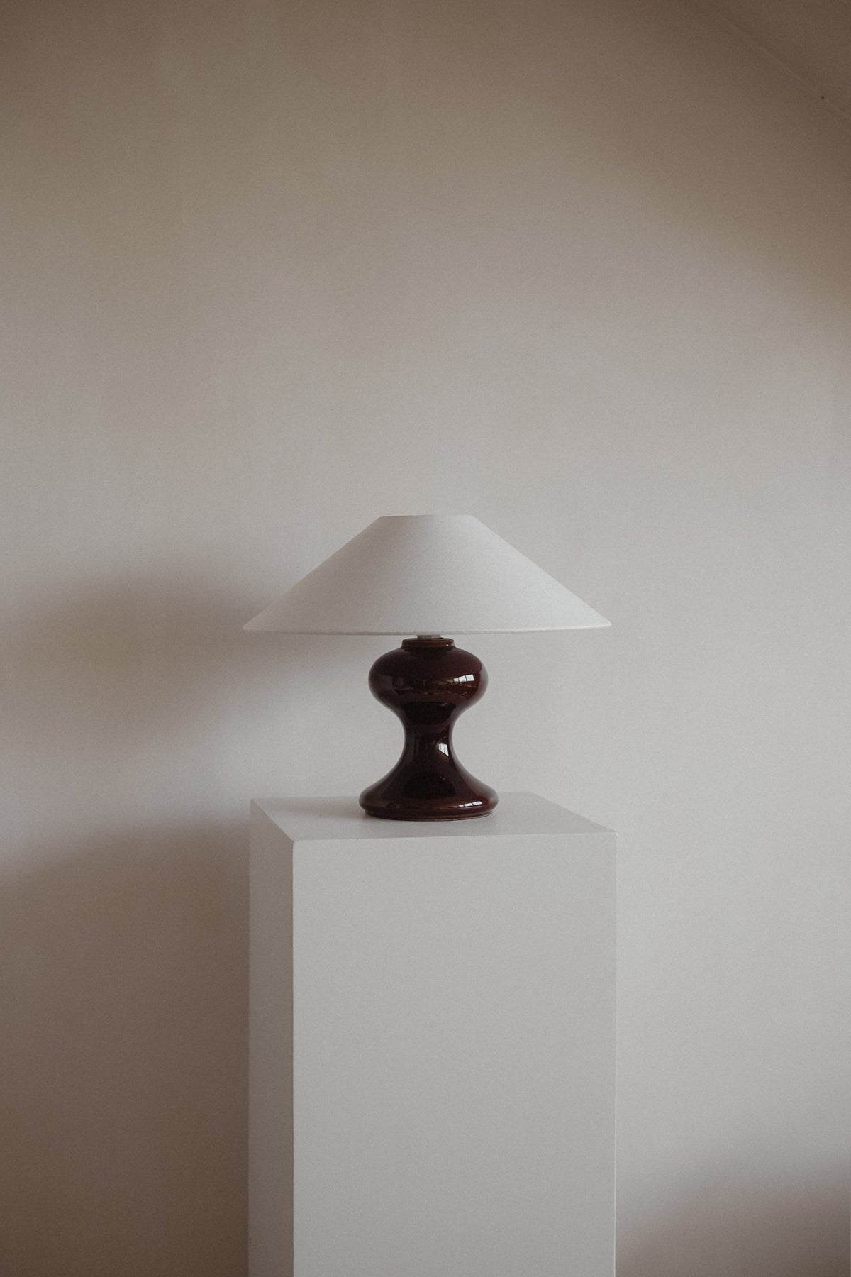The Cordovan Hourglass Ceramic Table Lamp — view 9