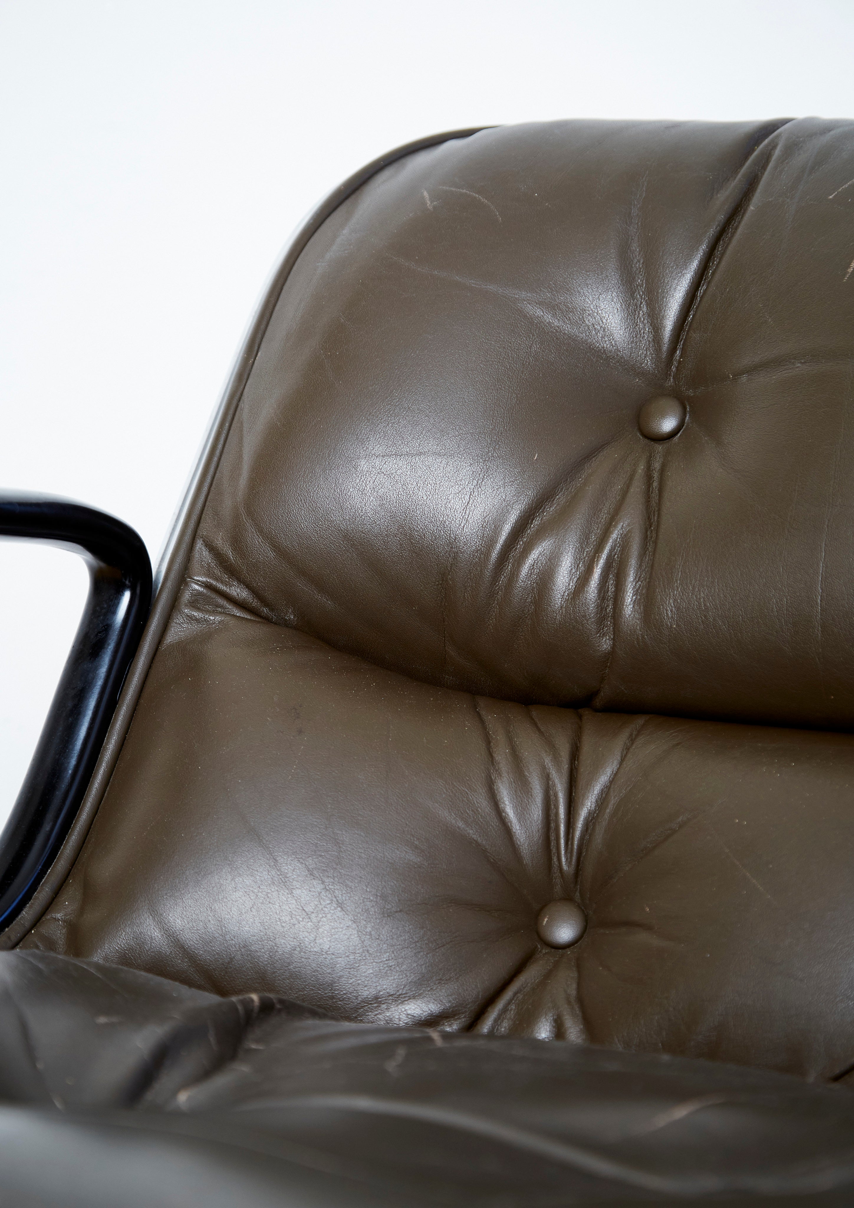 Charles Pollock "Executive Chair" for Knoll International — close-up of olive leather upholstery