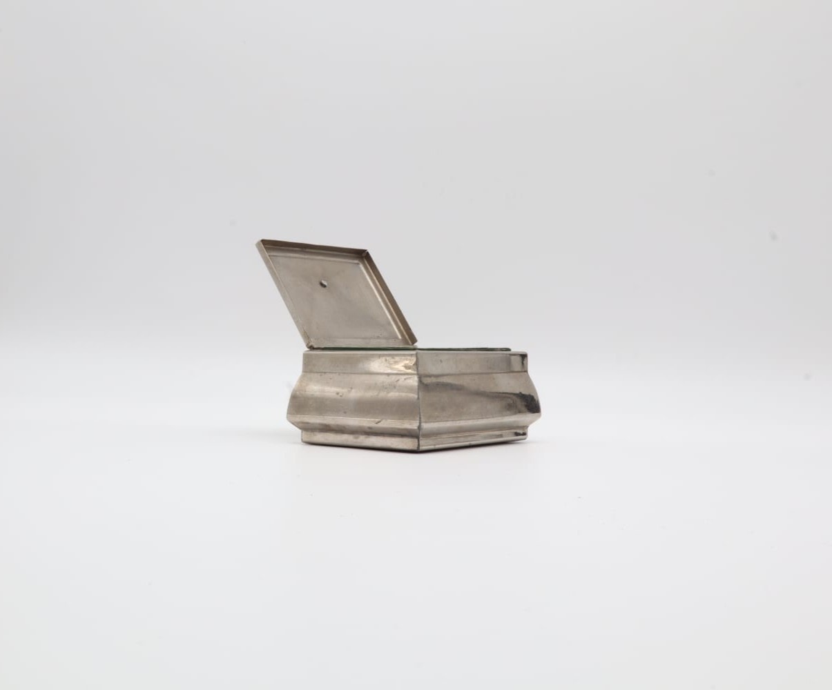 Art Deco Chrome-Plated Box with Bakelite Knob – Netherlands, c. 1930 — detail view