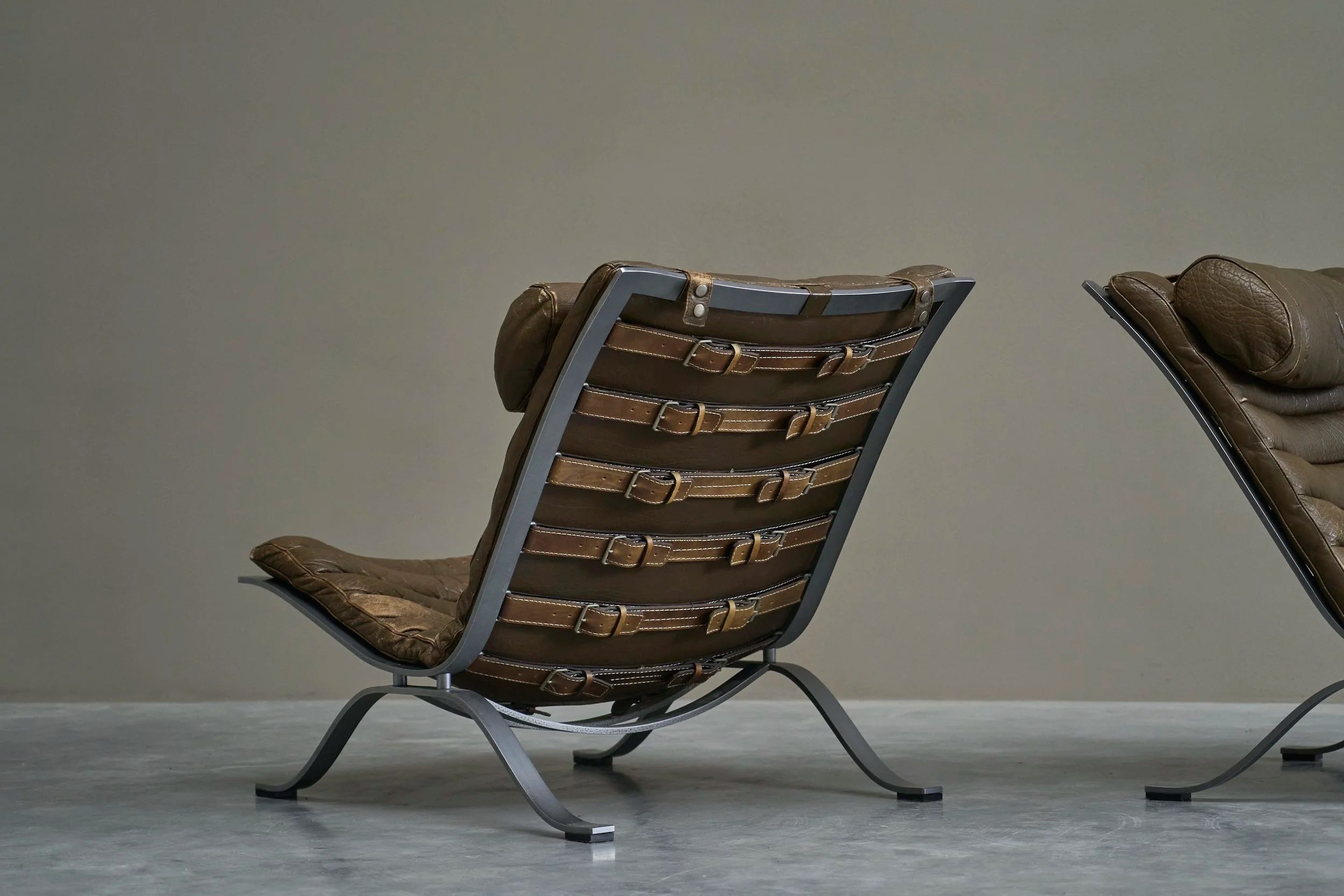 Arne Norell Pair of Ari Lounge Chairs in Steel and Patinated Leather, 1960s — close-up