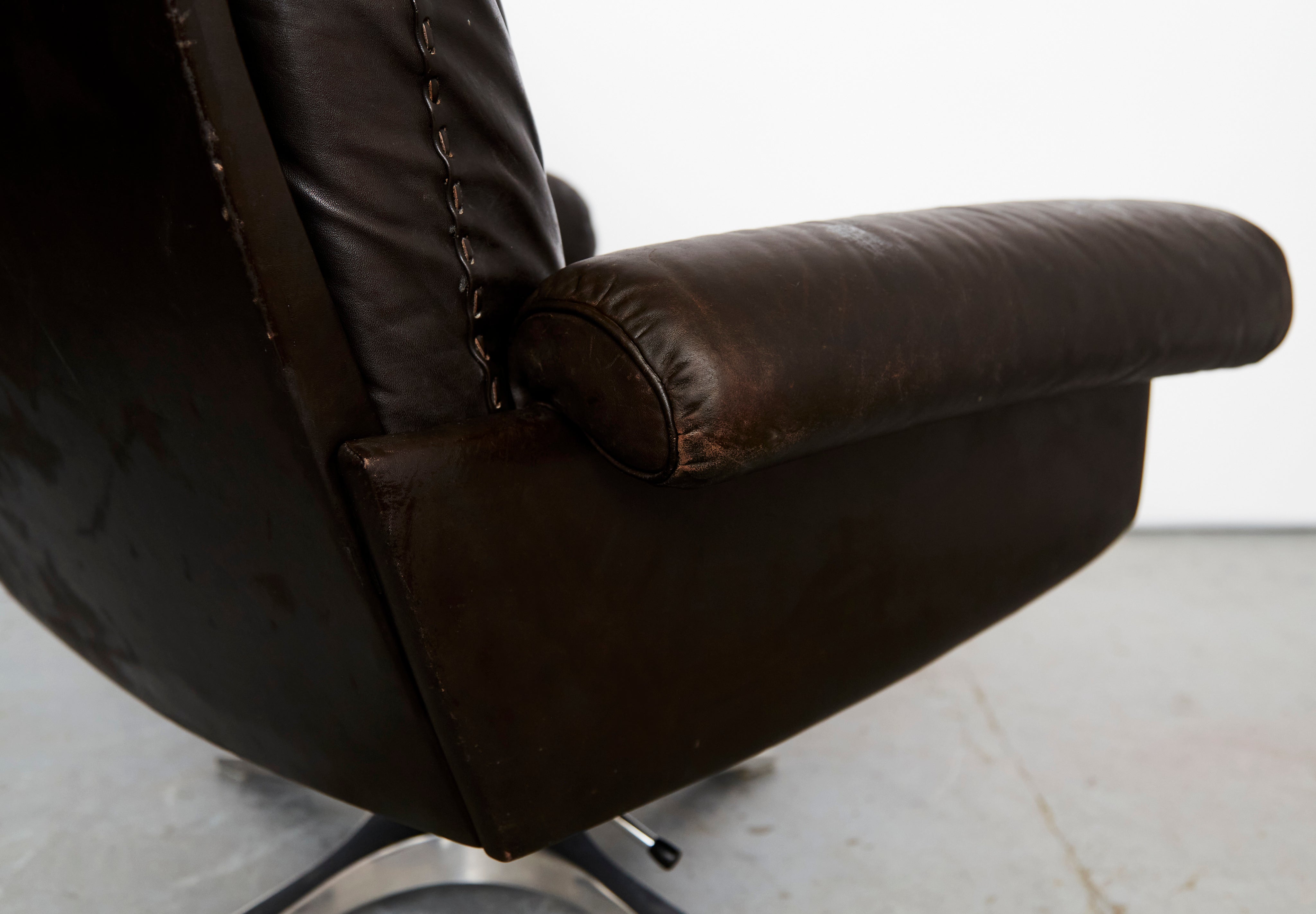 de Sede DS-31 Lounge Chair & Ottomane — in context