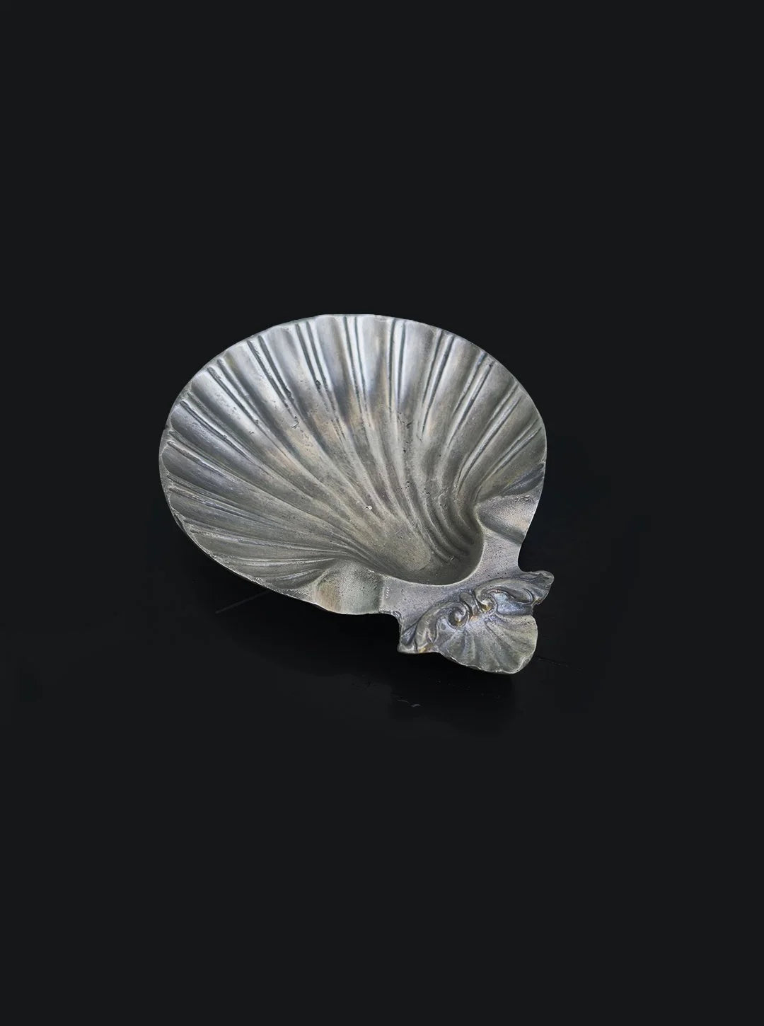 Shell Pewter Vide-Poche — detail view