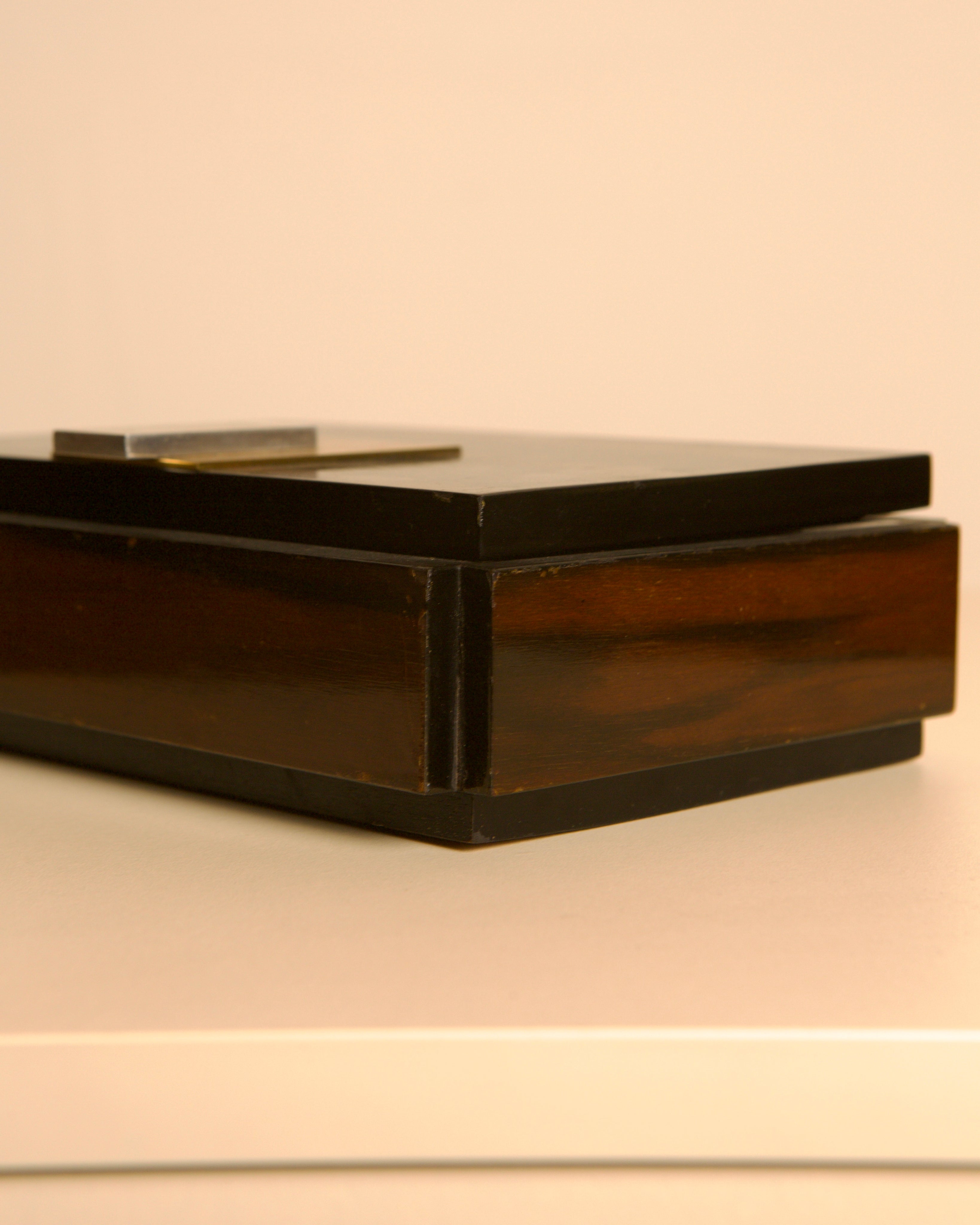 Italian Art Deco box in rosewood, metal and brass 1930's — close-up