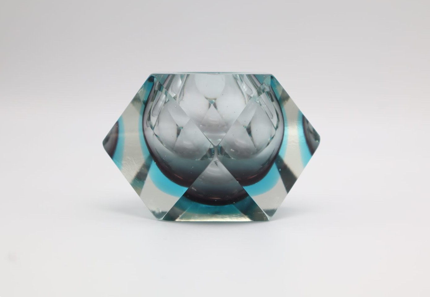 Mid-Century Modern Faceted Murano Sommerso Glass Ashtray by Flavio Poli for Seguso, 1960s — detail view