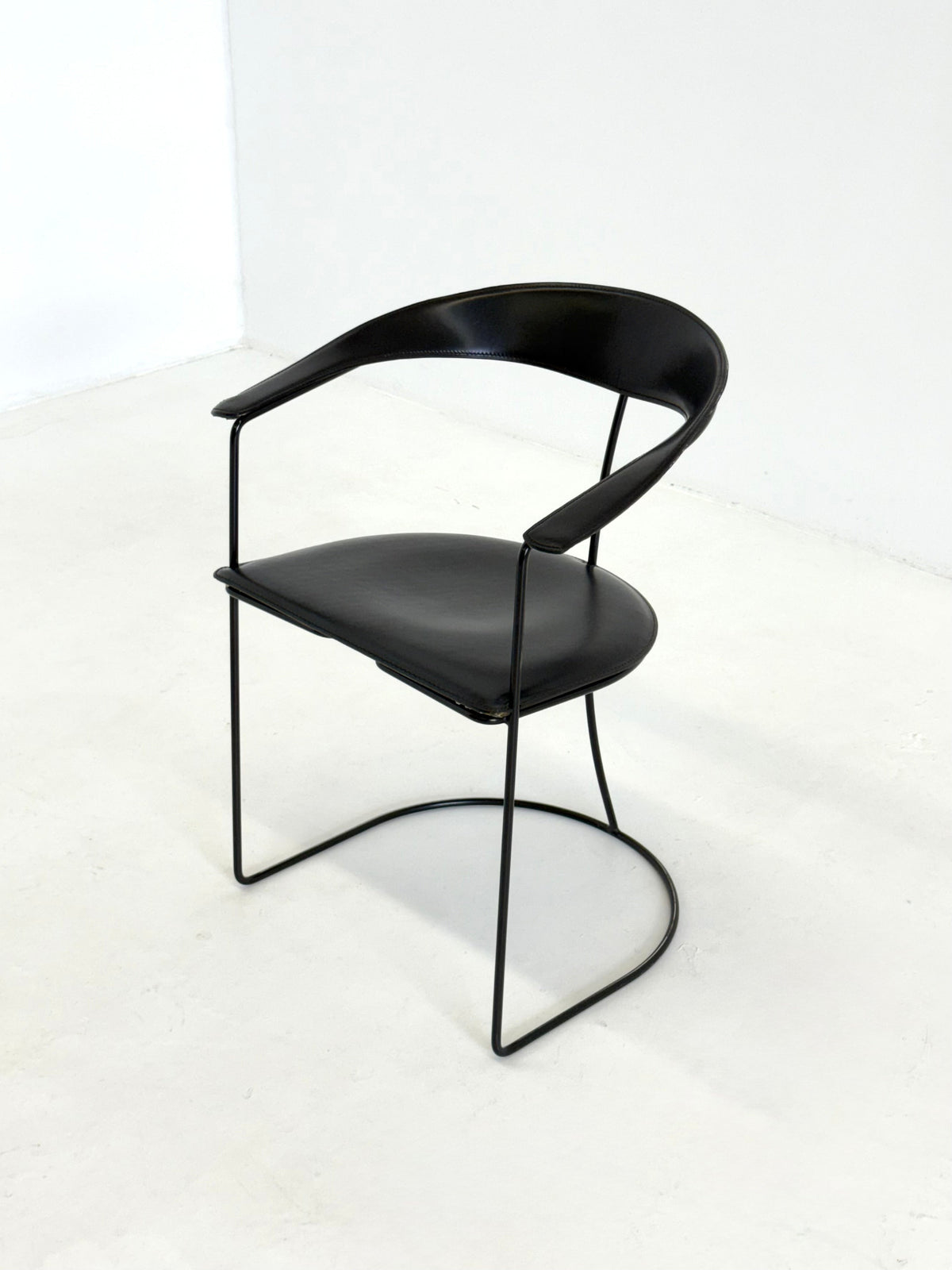 Set of 8 Vintage Arrben Ursala dining chairs in black leather — close-up