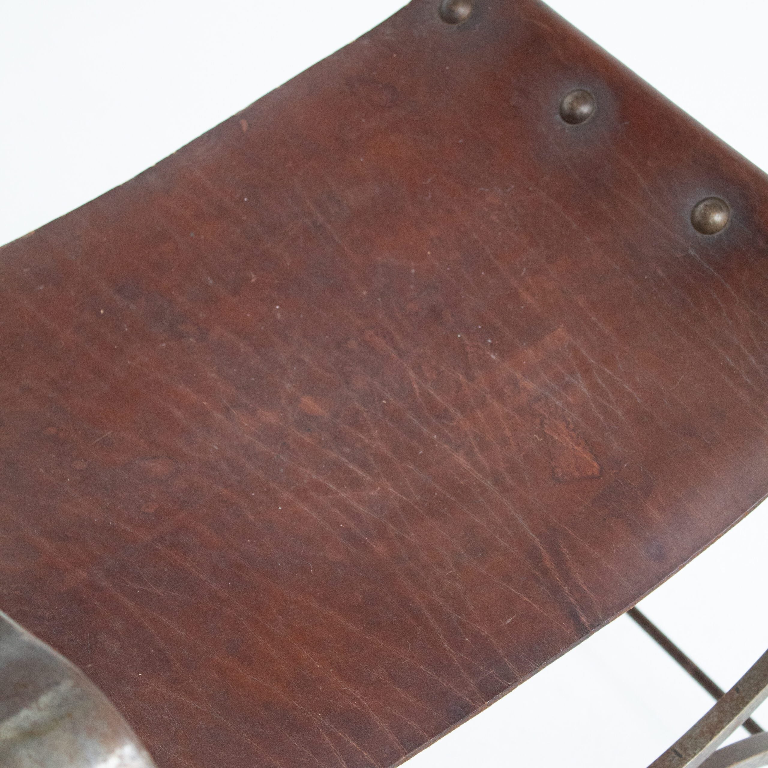 Paire de chaises curules en fer avec assise en cuir