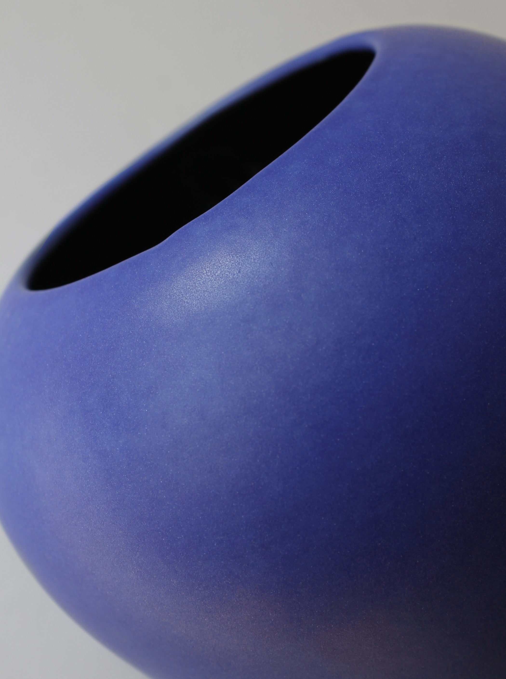 Vase en céramique bleu cobalt mat des années 60 allemand