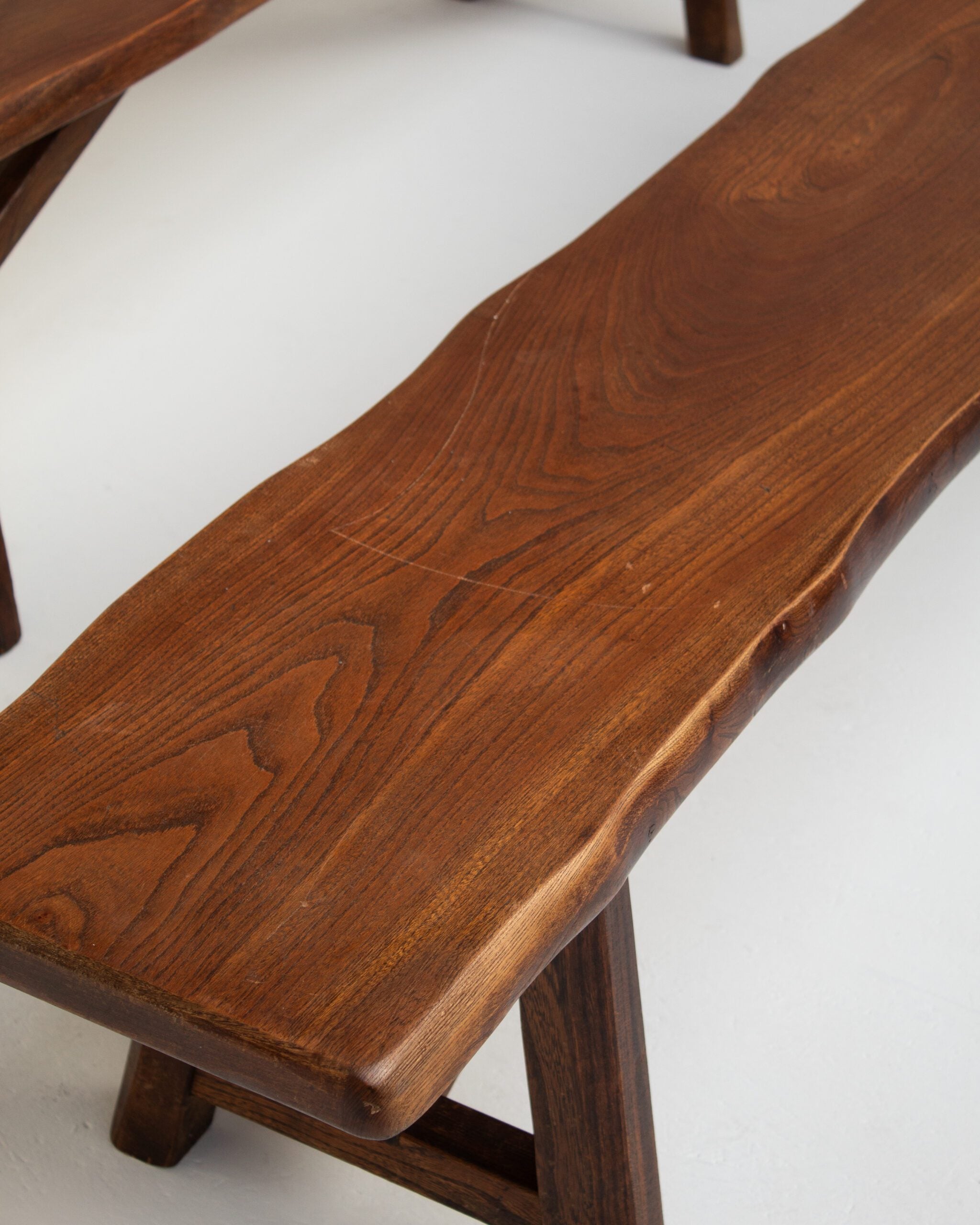 Rustique Bench in Wood — close-up of handcrafted wooden seat