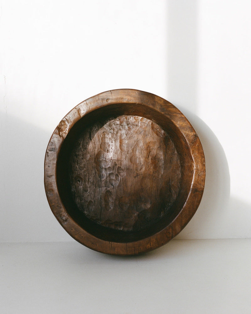 Important Monoxyle Artisanal African Mid-Century Carved Bowl / Centerpiece — close-up of rich wood grain texture