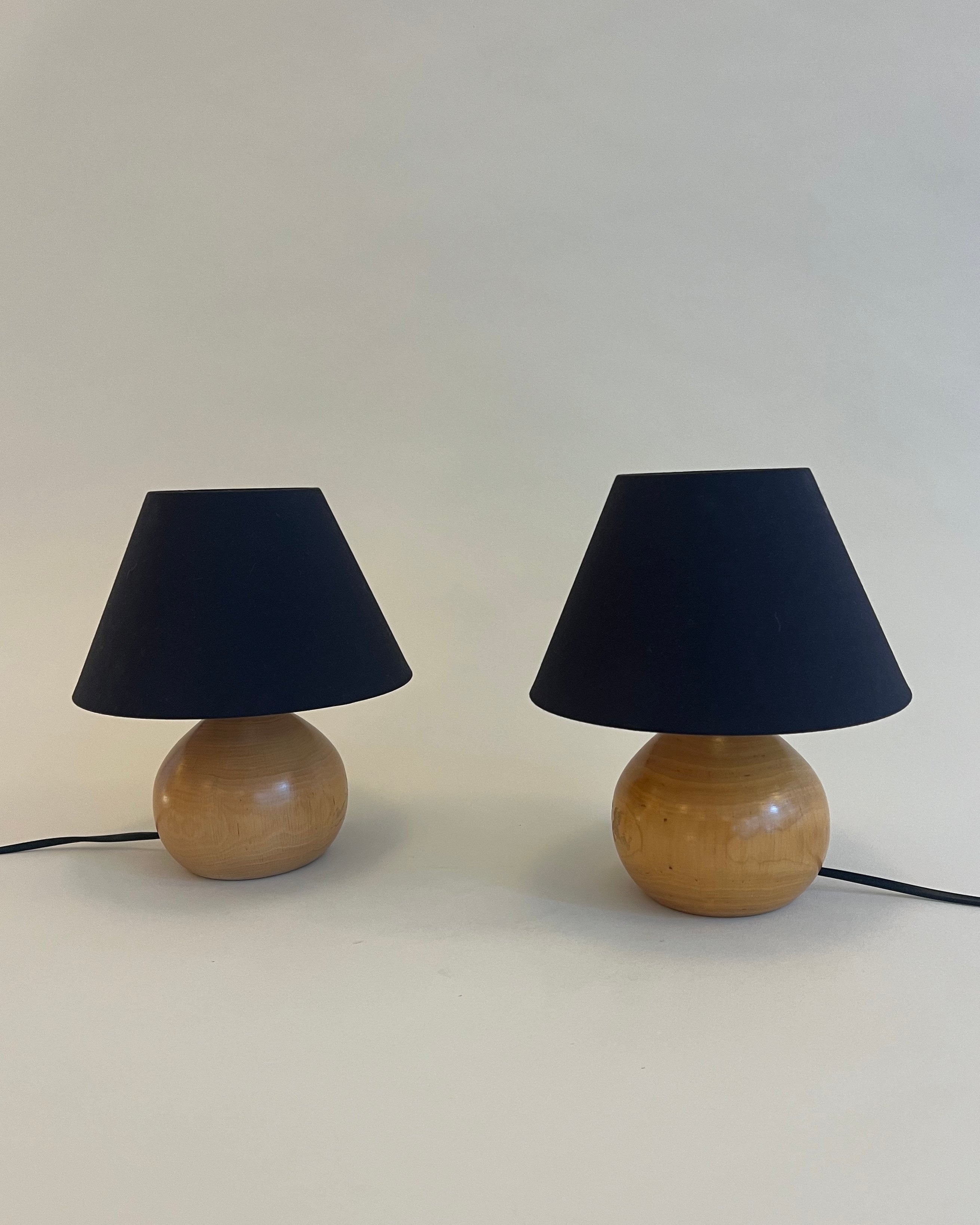 MURCIE PAIR OF LAMPS — close-up of wooden base with black shades