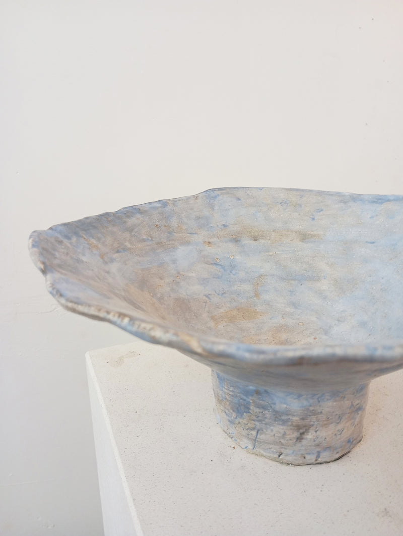 Coupe 22 — close-up of textured blue ceramic dish