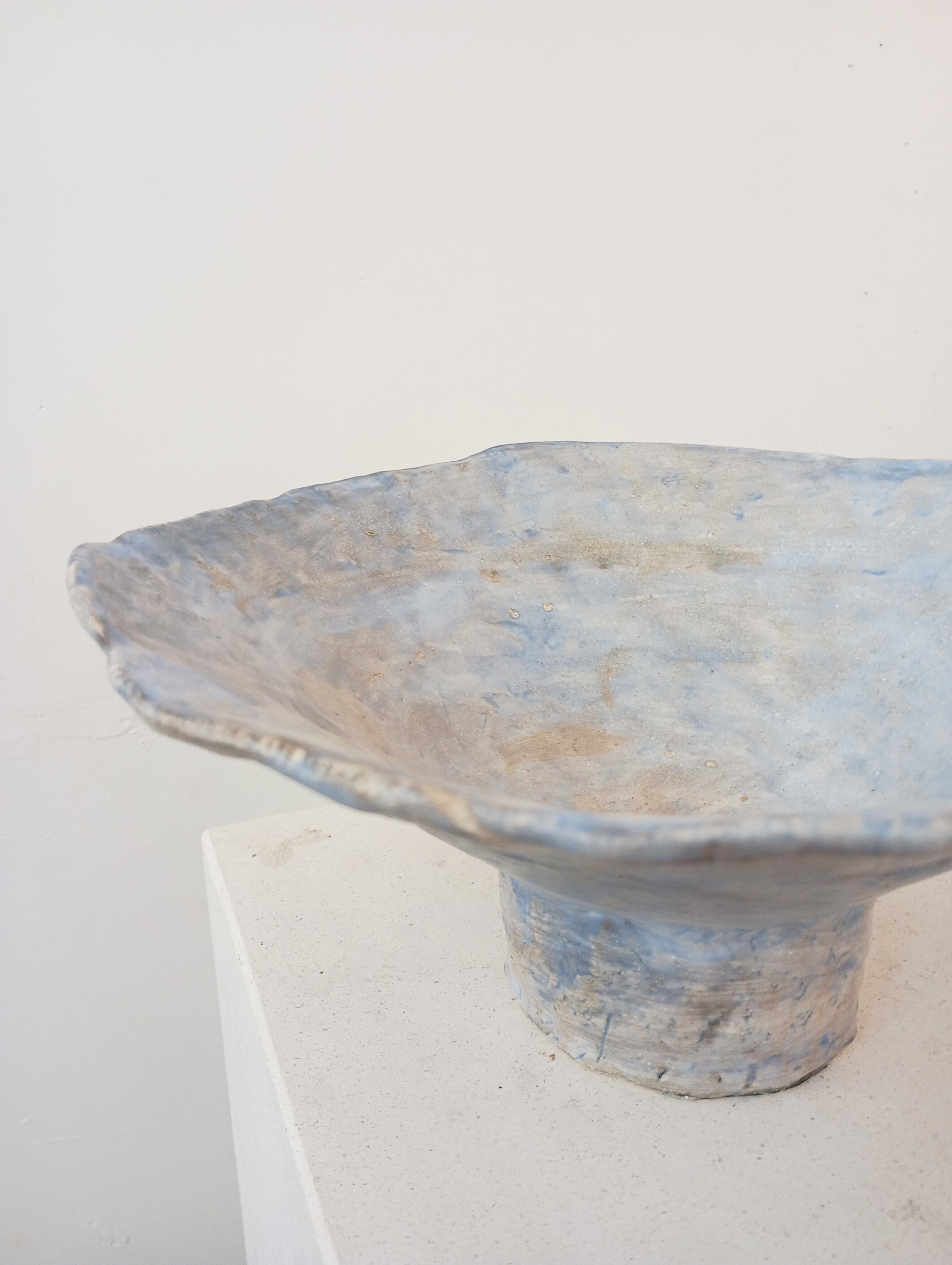 Coupe 22 — close-up of textured blue ceramic dish