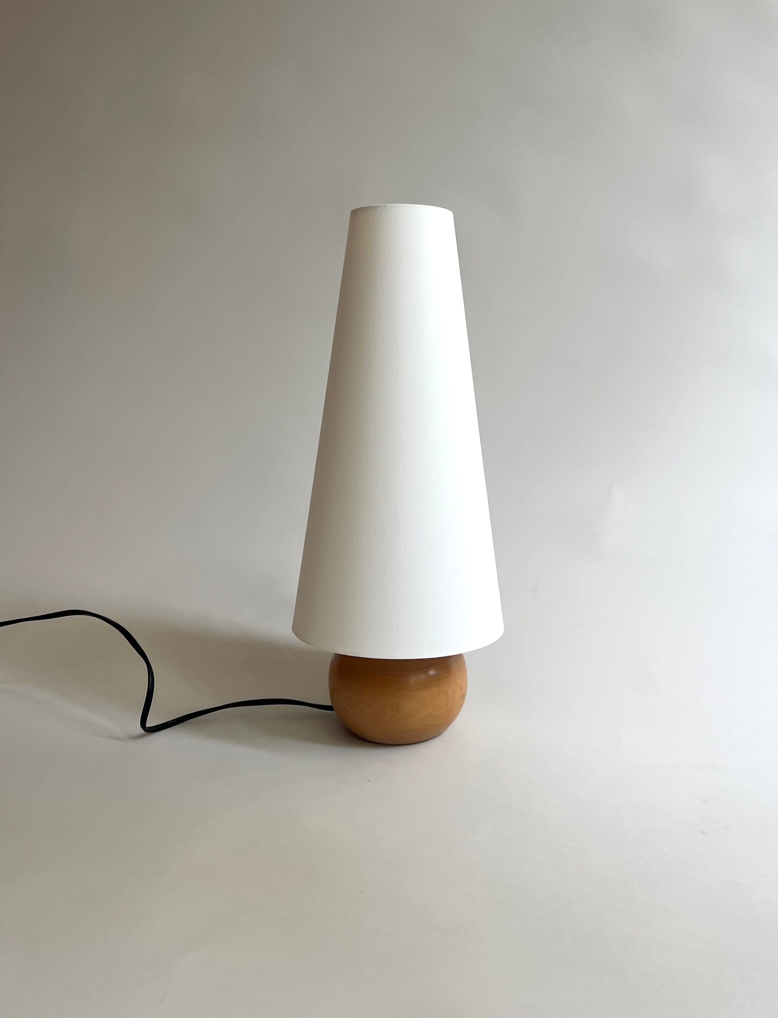 Sao Miguel Blanco table lamp — close-up of white shade and wooden base